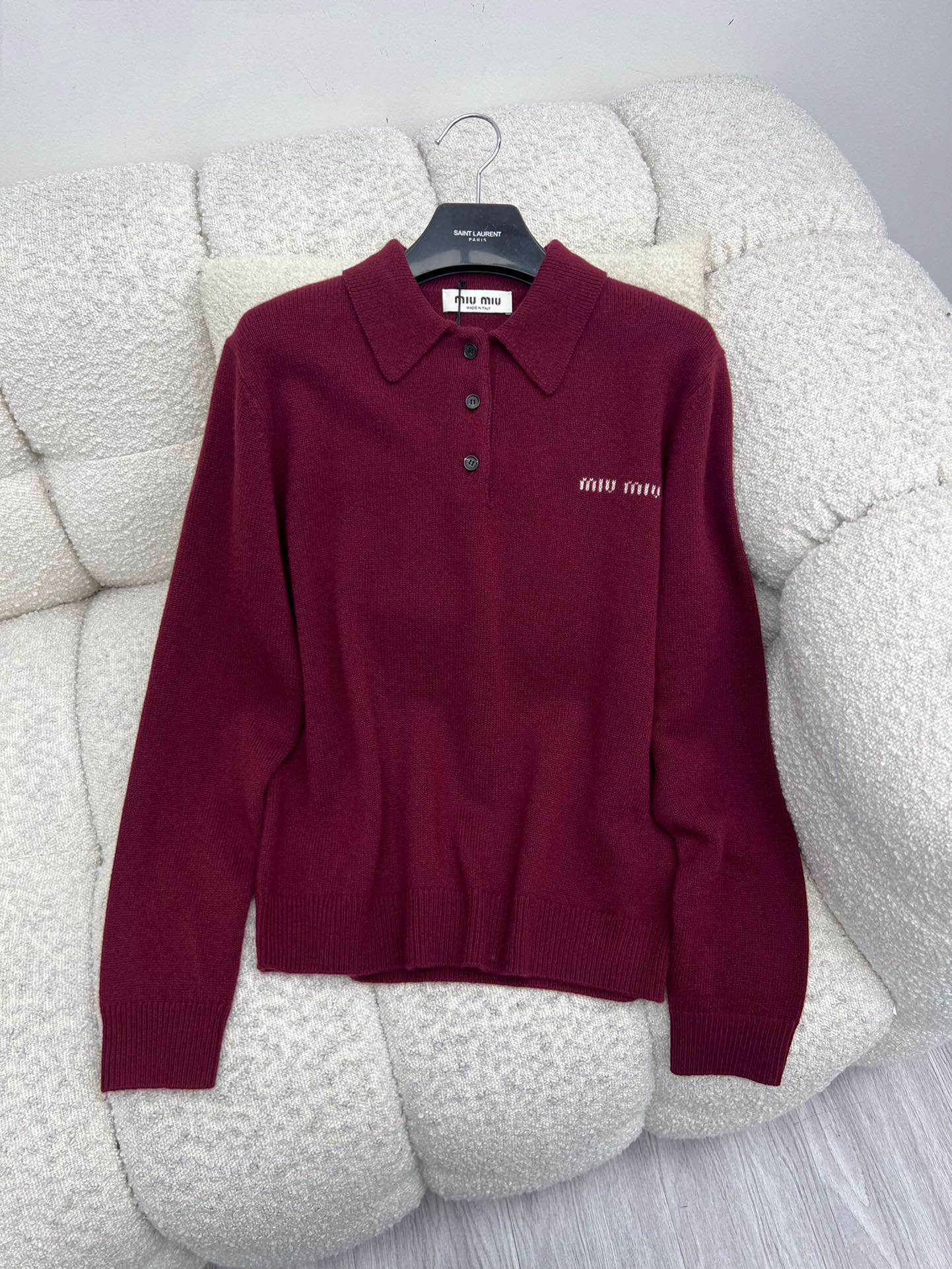 miumi*羊绒polo毛衣柔软的羊绒提升了这款Polo衫的简洁线条玩味男性衣橱的象征以现代风格重释Mi