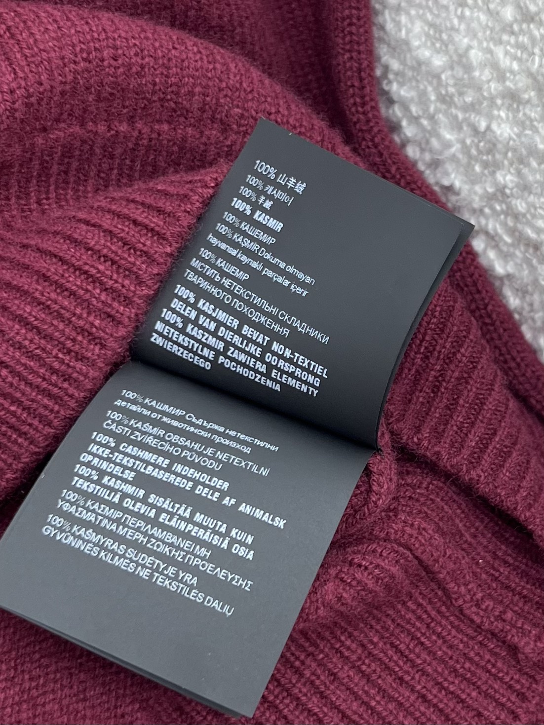 miumi*羊绒polo毛衣柔软的羊绒提升了这款Polo衫的简洁线条玩味男性衣橱的象征以现代风格重释Mi