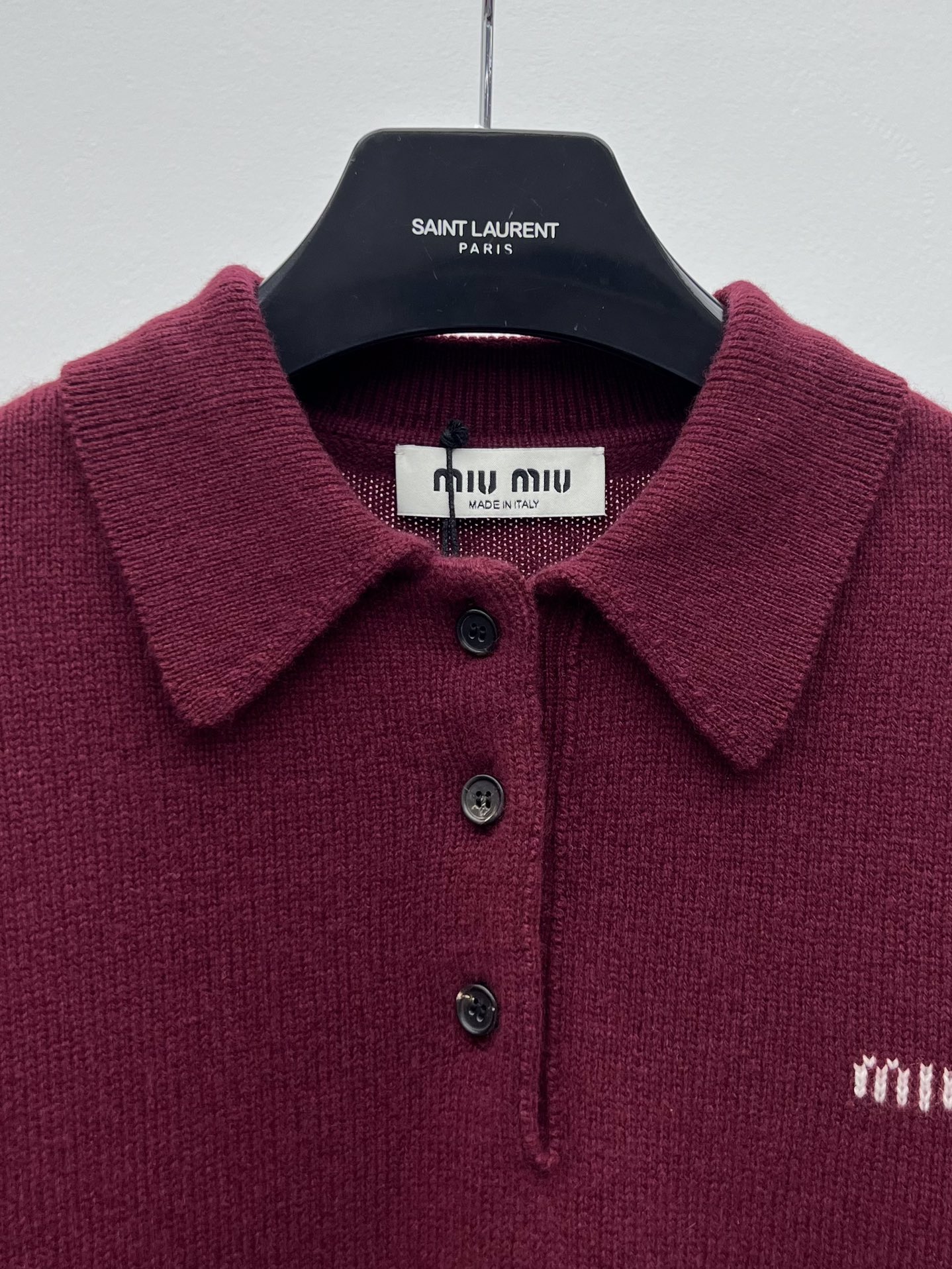 miumi*羊绒polo毛衣柔软的羊绒提升了这款Polo衫的简洁线条玩味男性衣橱的象征以现代风格重释Mi