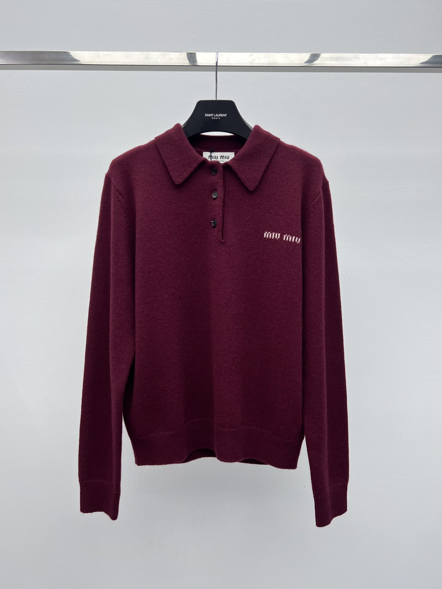 miumi*羊绒polo毛衣柔软的羊绒提升了这款Polo衫的简洁线条玩味男性衣橱的象征以现代风格重释Mi