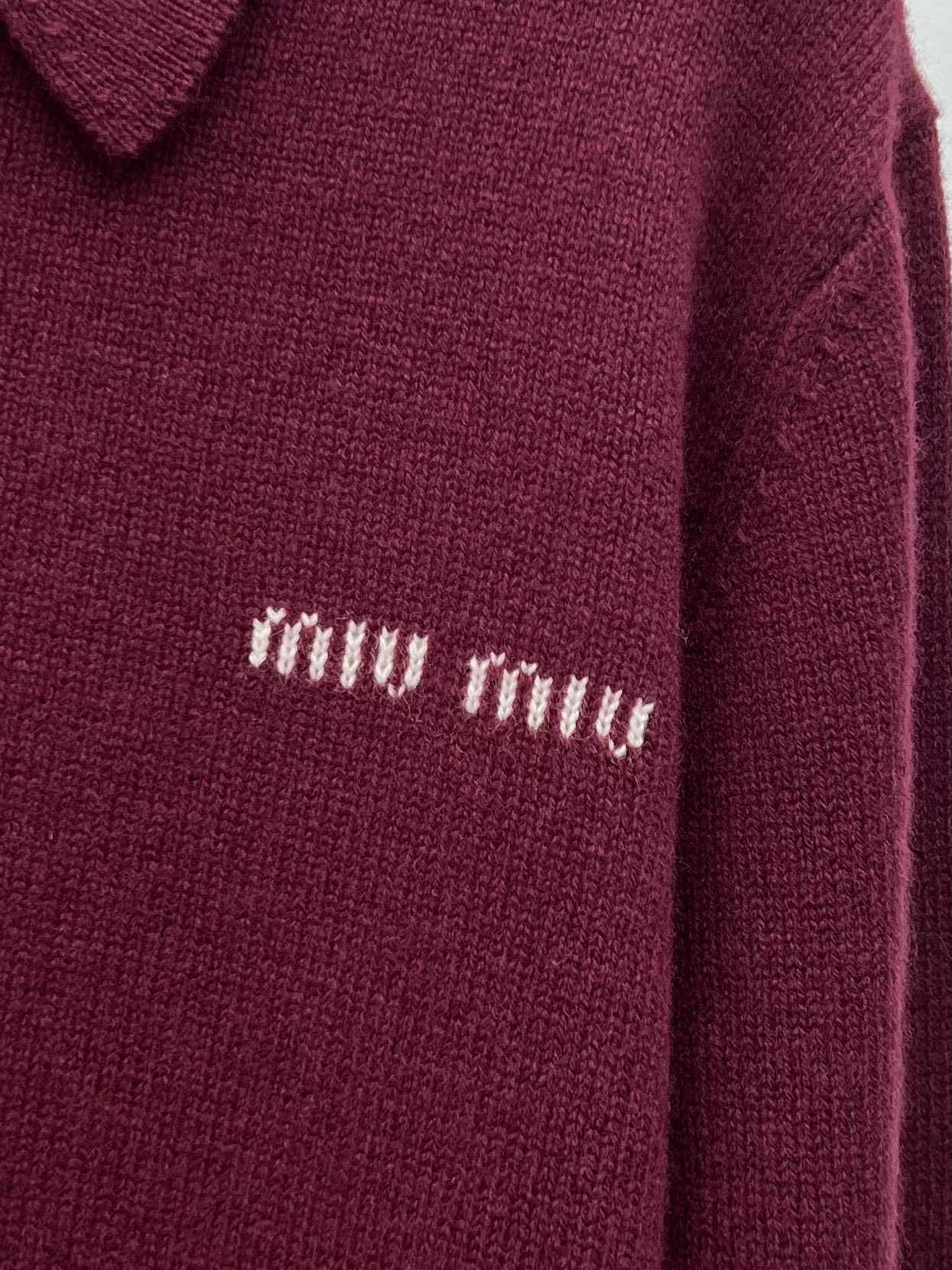 miumi*羊绒polo毛衣柔软的羊绒提升了这款Polo衫的简洁线条玩味男性衣橱的象征以现代风格重释Mi