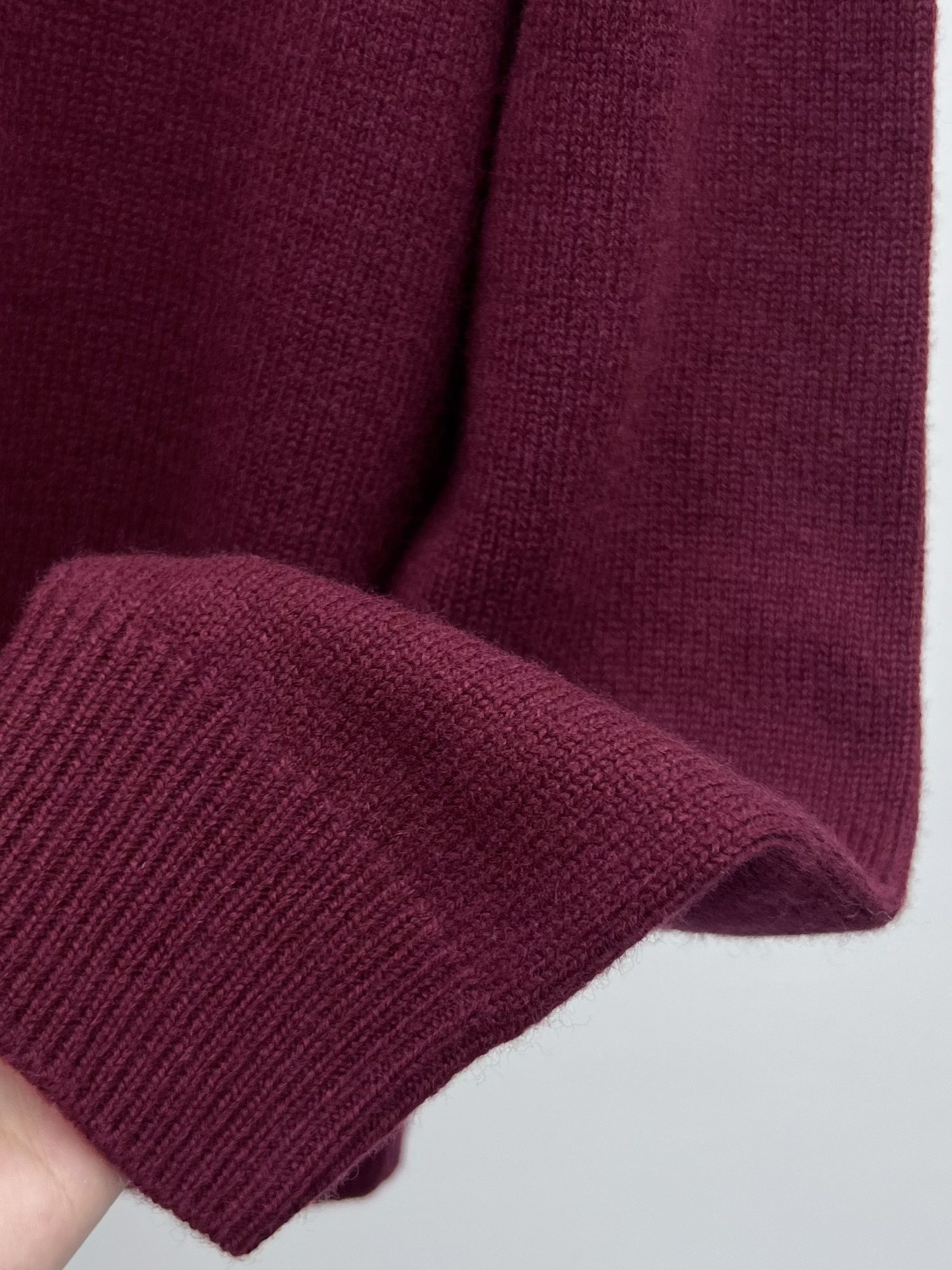 miumi*羊绒polo毛衣柔软的羊绒提升了这款Polo衫的简洁线条玩味男性衣橱的象征以现代风格重释Mi