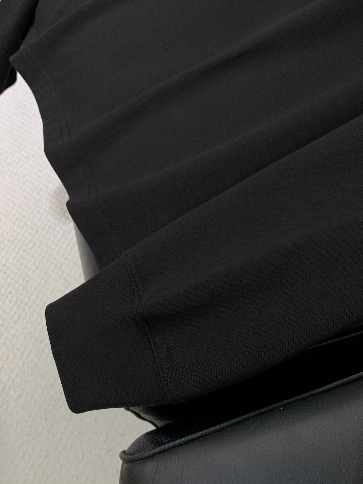 ，Moncler 蒙口，2025早秋最新品，专柜同步有售，原单狠货，时尚休闲圆领长袖T恤，上身舒适！吸睛