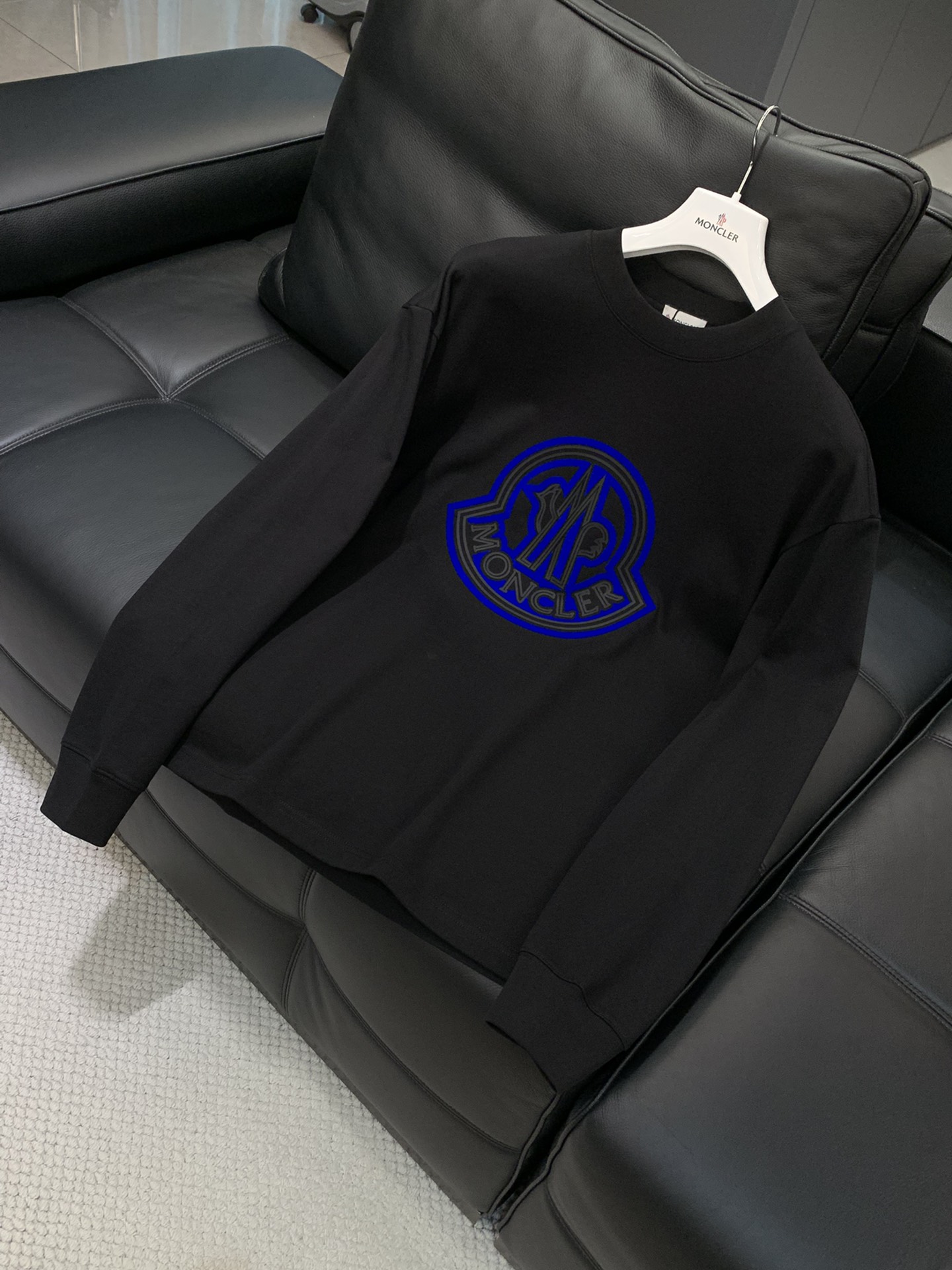 ，Moncler 蒙口，2025早秋最新品，专柜同步有售，原单狠货，时尚休闲圆领长袖T恤，上身舒适！吸睛