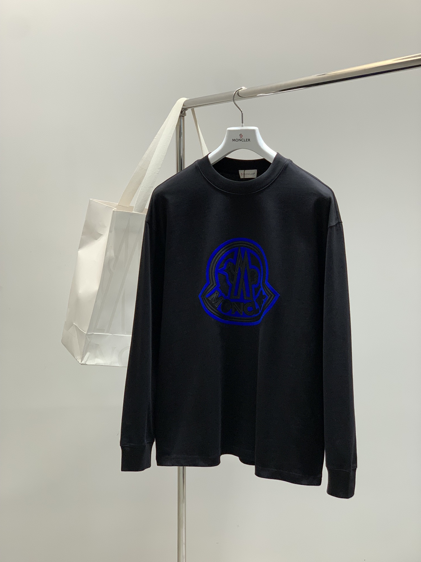 ，Moncler 蒙口，2025早秋最新品，专柜同步有售，原单狠货，时尚休闲圆领长袖T恤，上身舒适！吸睛
