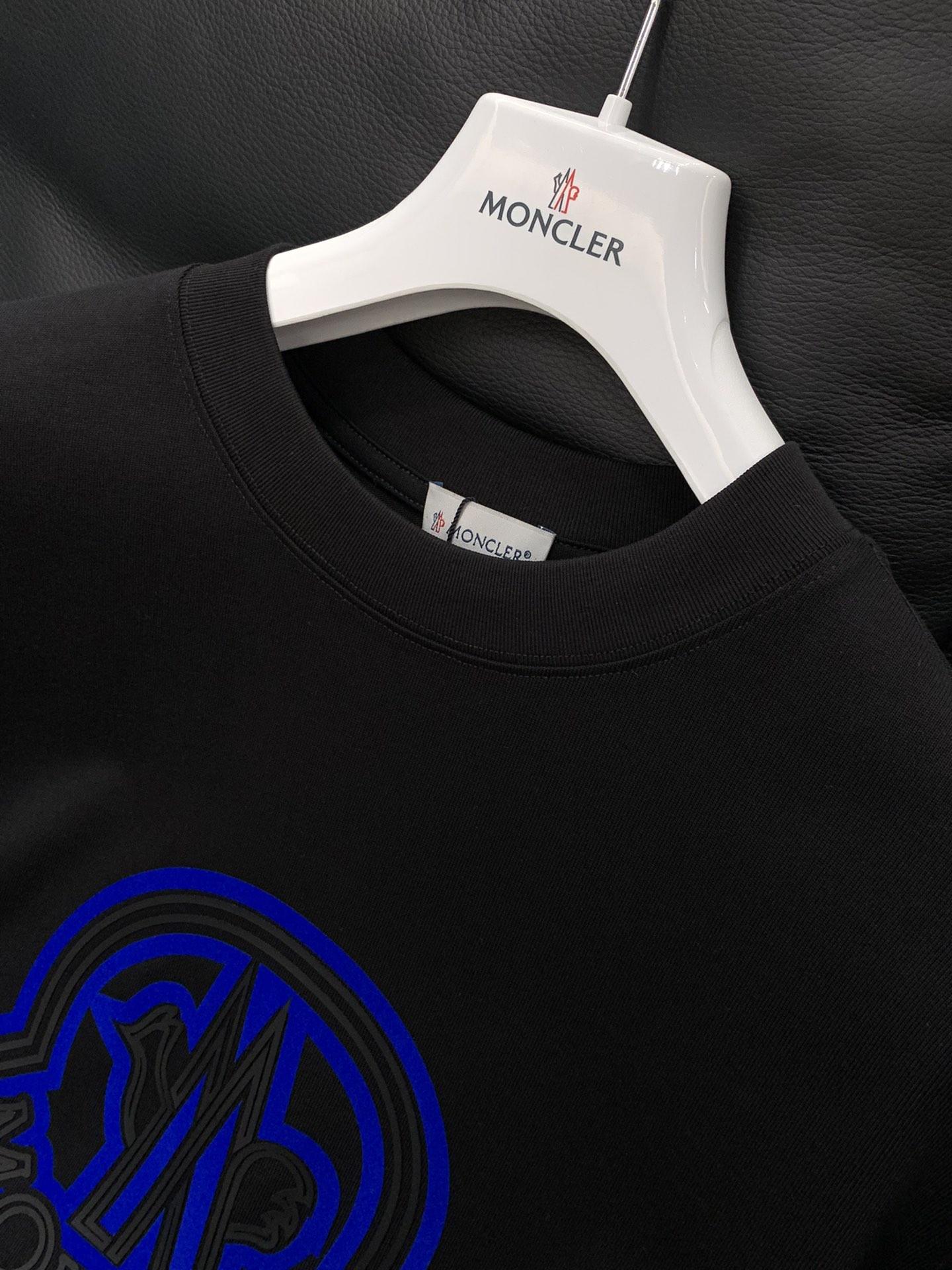 ，Moncler 蒙口，2025早秋最新品，专柜同步有售，原单狠货，时尚休闲圆领长袖T恤，上身舒适！吸睛