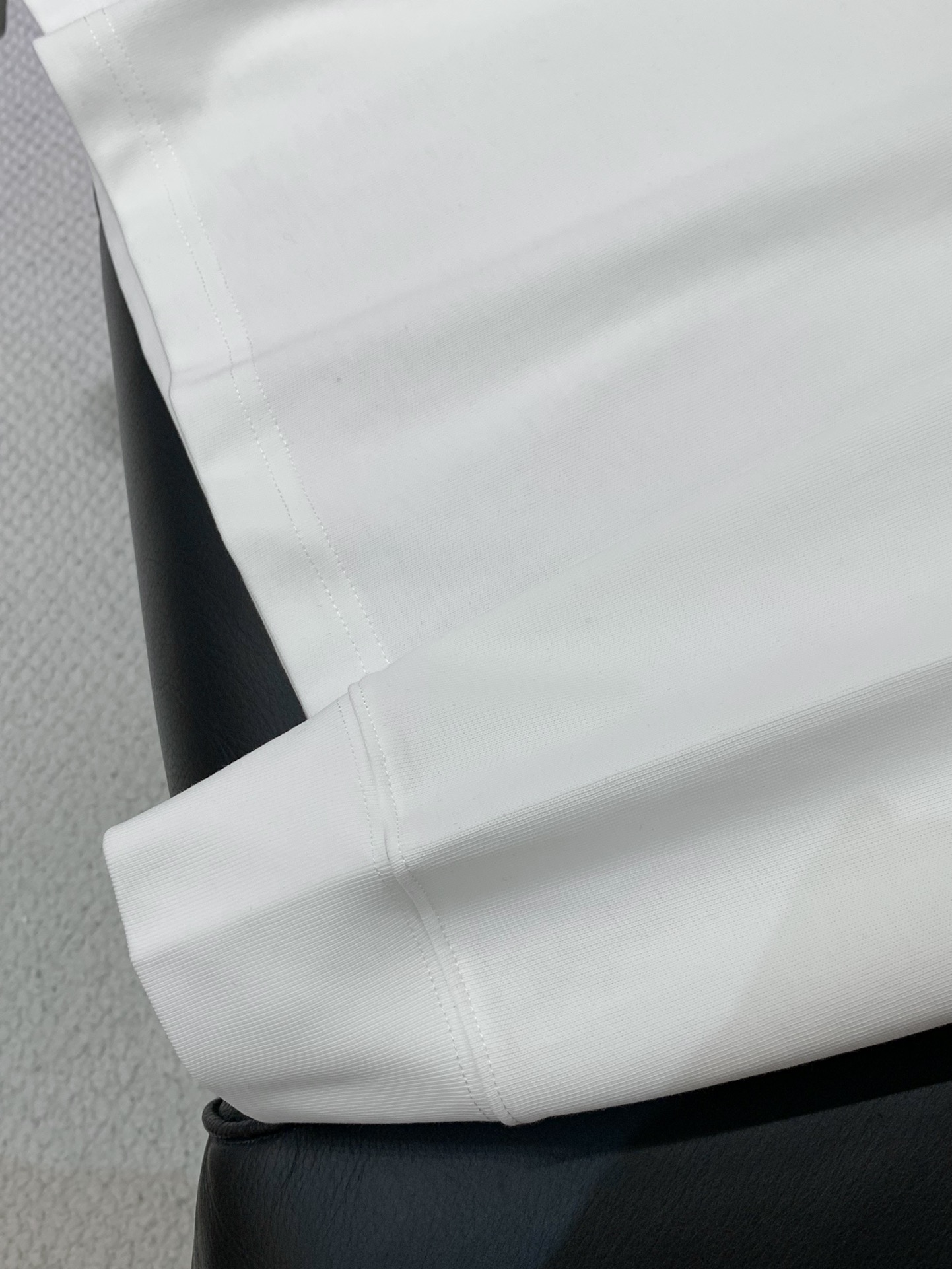 ，Moncler 蒙口，2025早秋最新品，专柜同步有售，原单狠货，时尚休闲圆领长袖T恤，上身舒适！吸睛