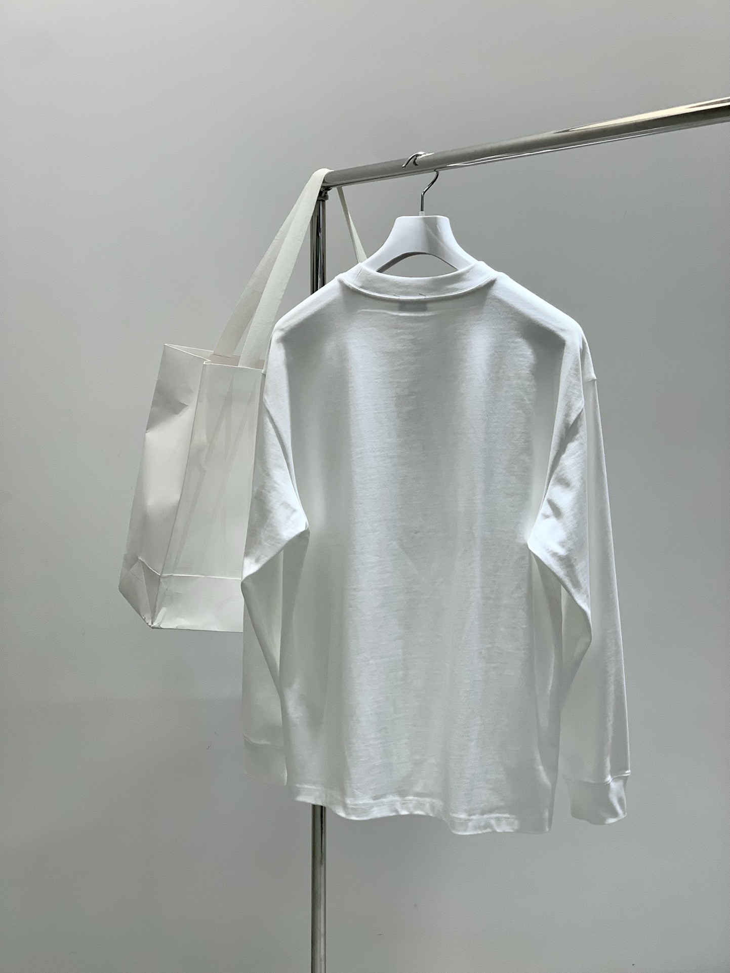 ，Moncler 蒙口，2025早秋最新品，专柜同步有售，原单狠货，时尚休闲圆领长袖T恤，上身舒适！吸睛