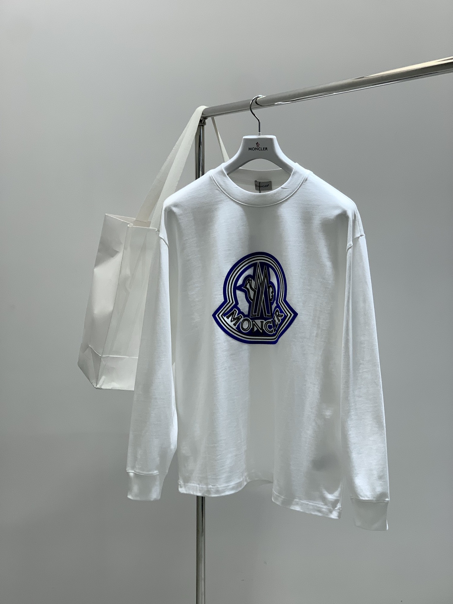 ，Moncler 蒙口，2025早秋最新品，专柜同步有售，原单狠货，时尚休闲圆领长袖T恤，上身舒适！吸睛