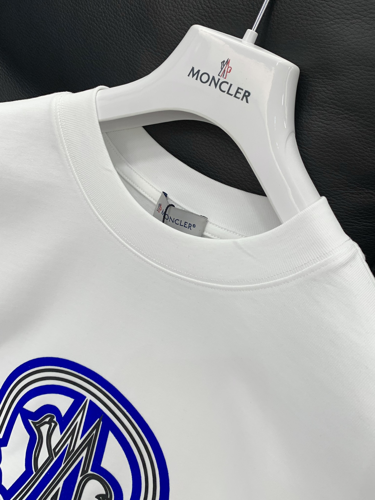 ，Moncler 蒙口，2025早秋最新品，专柜同步有售，原单狠货，时尚休闲圆领长袖T恤，上身舒适！吸睛