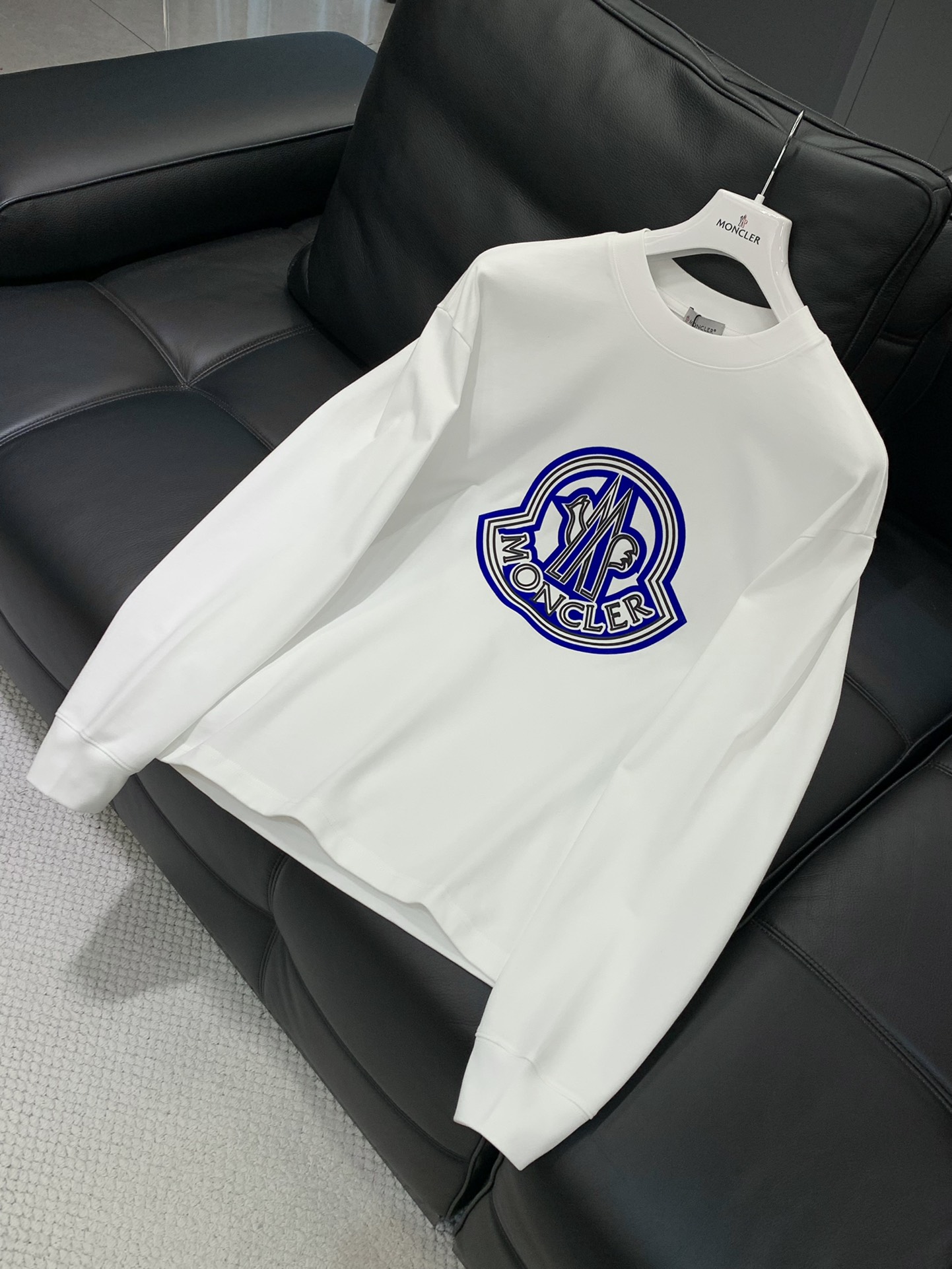 ，Moncler 蒙口，2025早秋最新品，专柜同步有售，原单狠货，时尚休闲圆领长袖T恤，上身舒适！吸睛