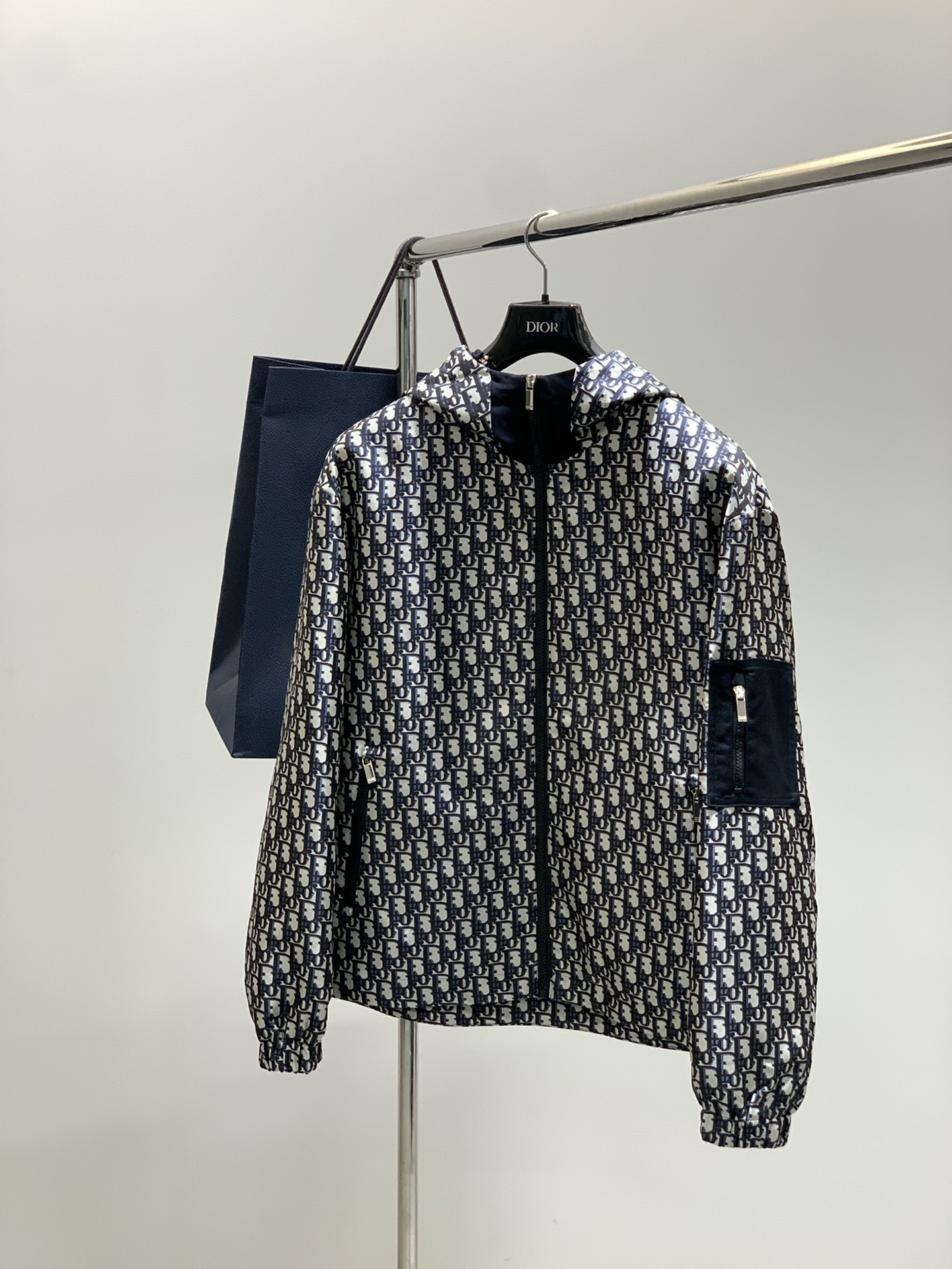 NO:529649,Dior, new autumn products, available at the counter at the same time, simple and fashionable casual hooded jacket, original imported fabric, comfortable and breathable, top-level jacquard craft letter pattern logo, original hardware and auxiliary decoration, extremely high-end, unique design, fashionable and handsome on the upper body!  Code number M-3XL, dior, dior, jackets & coats, hats, alexander wang19860909Dior 迪奥, 秋季新品,专柜同步有售,简约时尚休闲连帽外套,原版进口面料,舒适透气,顶级提花工艺字母图案logo,原版五金辅料装饰,档次极高,独特设计,上身时尚帅气！码数M-3XL,,dior,dior,jackets & coats,hats,alexander wang,Men's clothing