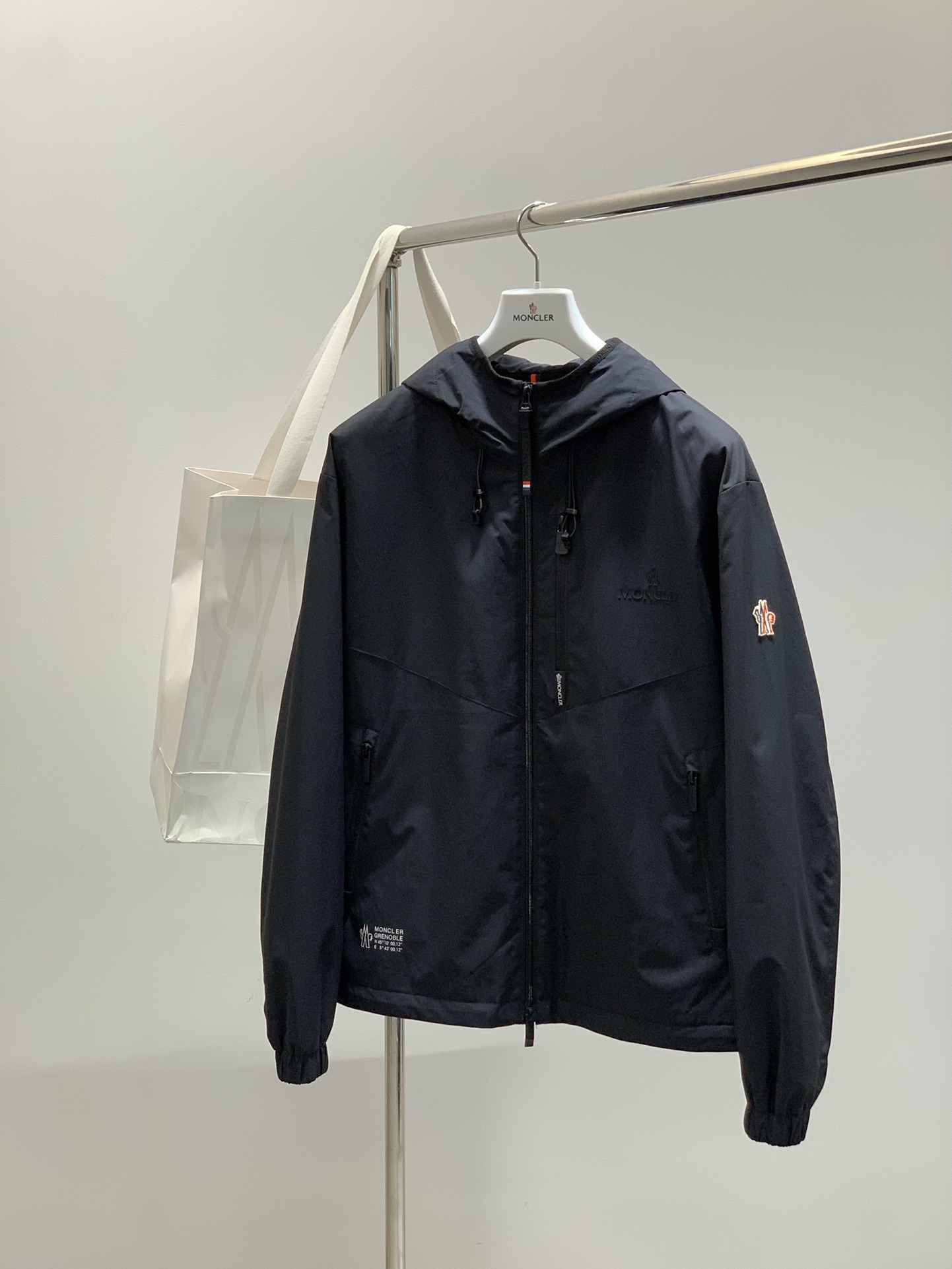 ，Moncler 蒙口，2025秋冬最新品，专柜同步有售，原单狠货，时尚休闲连帽外套，上身舒适！吸睛而有