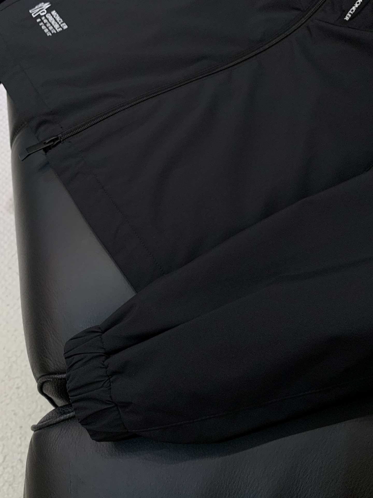 ，Moncler 蒙口，2025秋冬最新品，专柜同步有售，原单狠货，时尚休闲连帽外套，上身舒适！吸睛而有