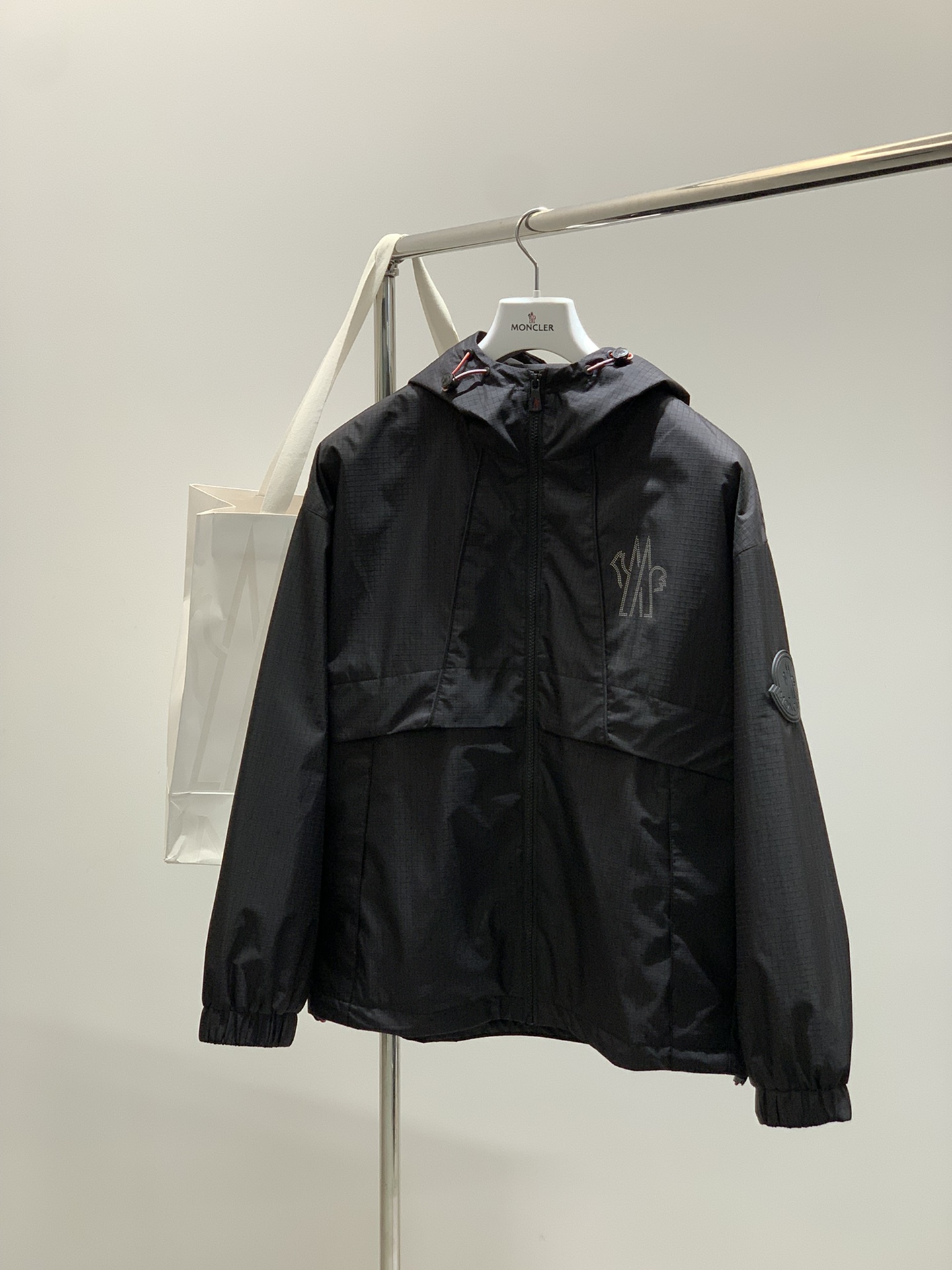 ，Moncler 蒙口，2025秋冬最新品，专柜同步有售，原单狠货，时尚休闲连帽外套，上身舒适！吸睛而有