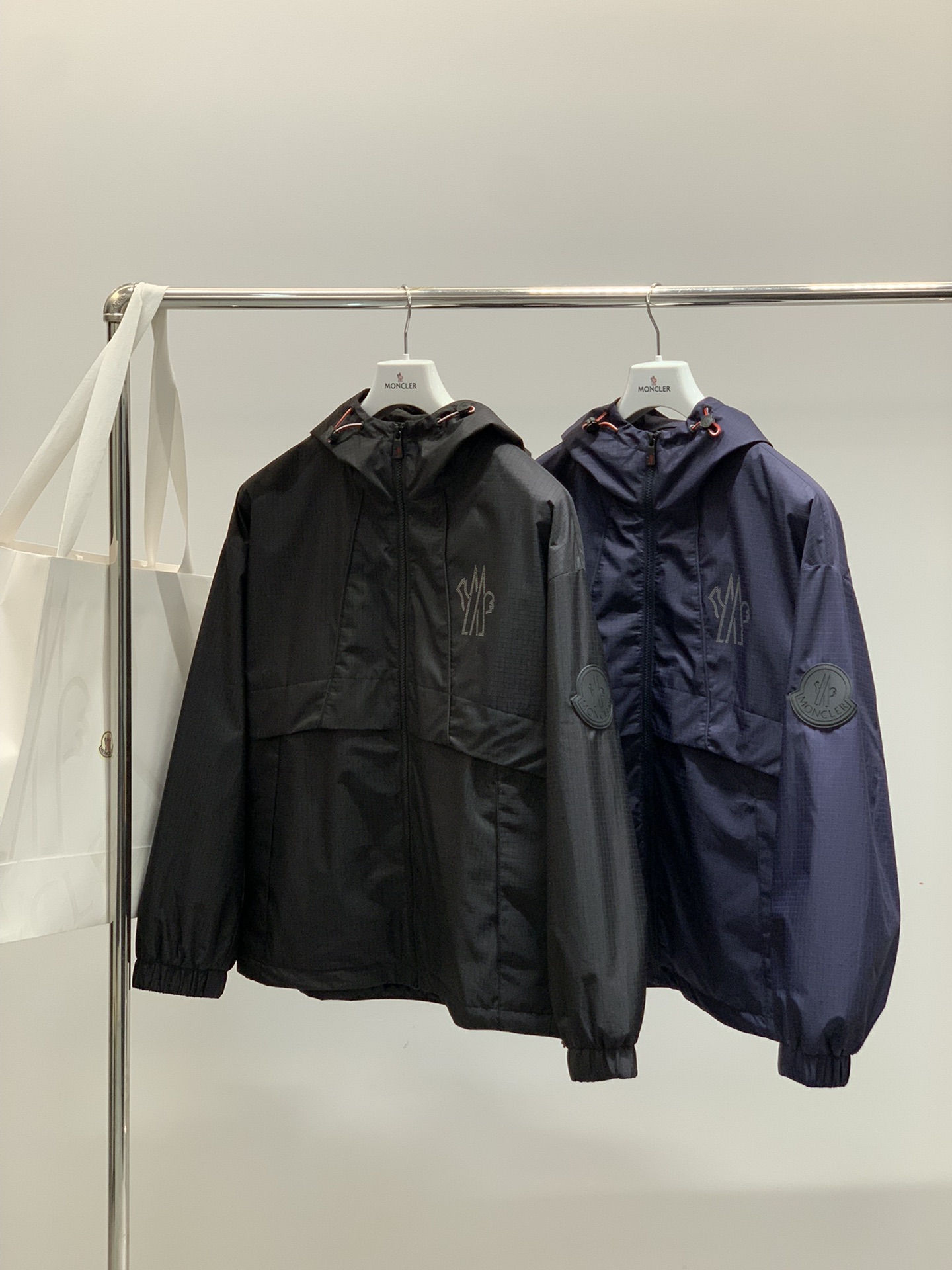 ，Moncler 蒙口，2025秋冬最新品，专柜同步有售，原单狠货，时尚休闲连帽外套，上身舒适！吸睛而有