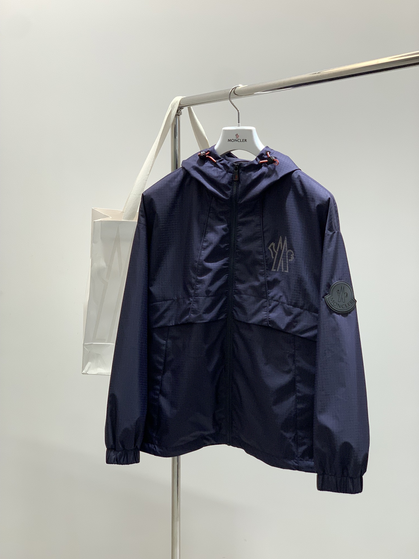 ，Moncler 蒙口，2025秋冬最新品，专柜同步有售，原单狠货，时尚休闲连帽外套，上身舒适！吸睛而有