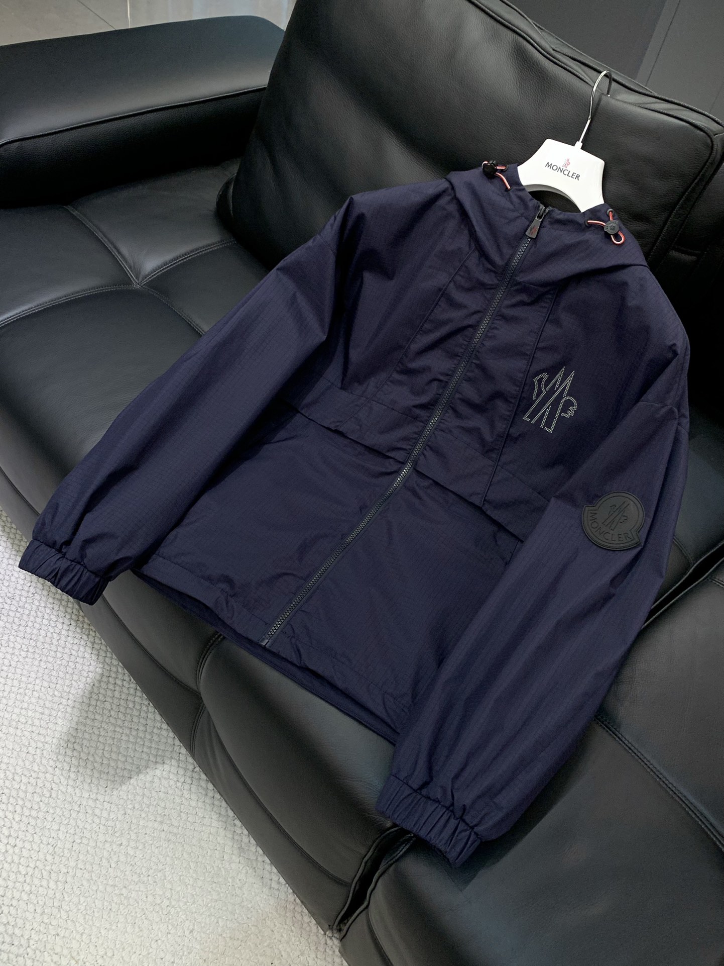 ，Moncler 蒙口，2025秋冬最新品，专柜同步有售，原单狠货，时尚休闲连帽外套，上身舒适！吸睛而有