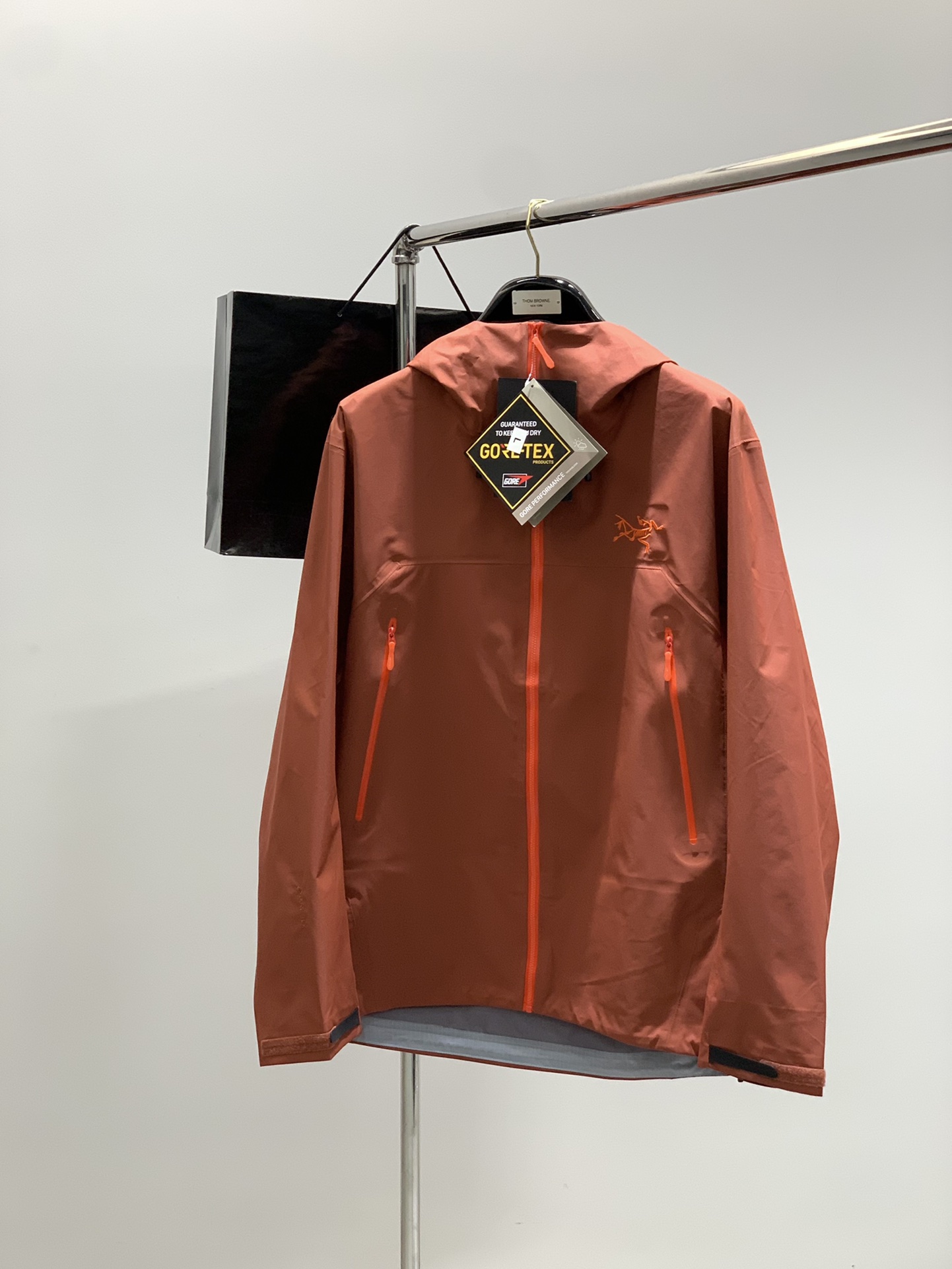 ，ARCTERYX 始祖鸟，2025秋冬AW新品，时尚休闲冲锋衣外套，专柜同步有售，原单狠货，进口原版面