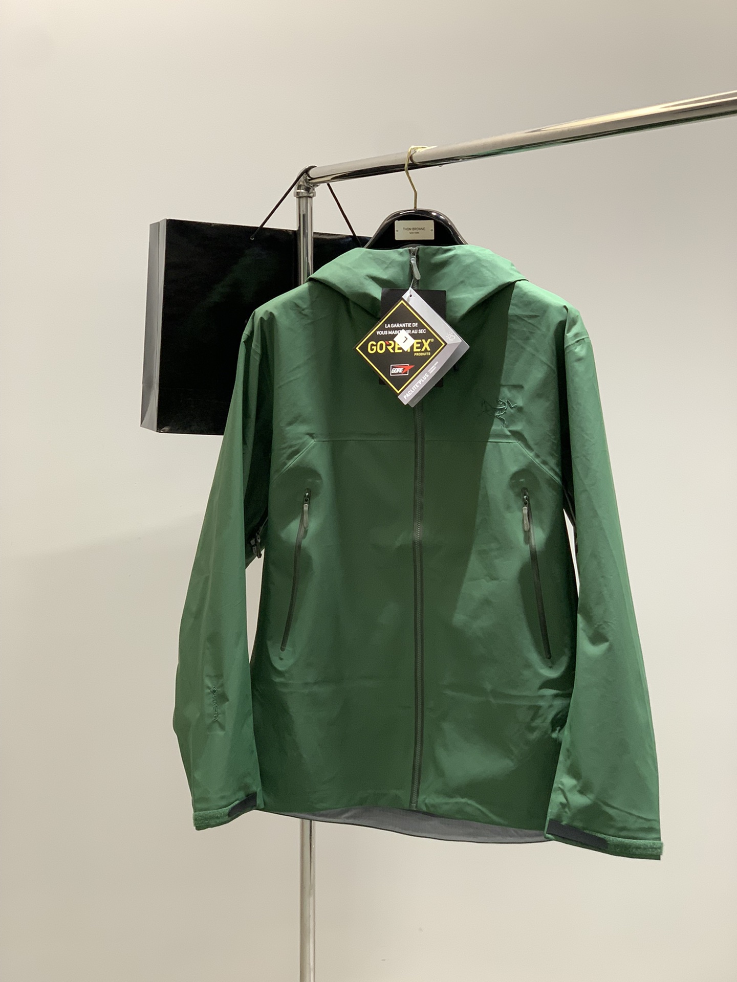 ，ARCTERYX 始祖鸟，2025秋冬AW新品，时尚休闲冲锋衣外套，专柜同步有售，原单狠货，进口原版面