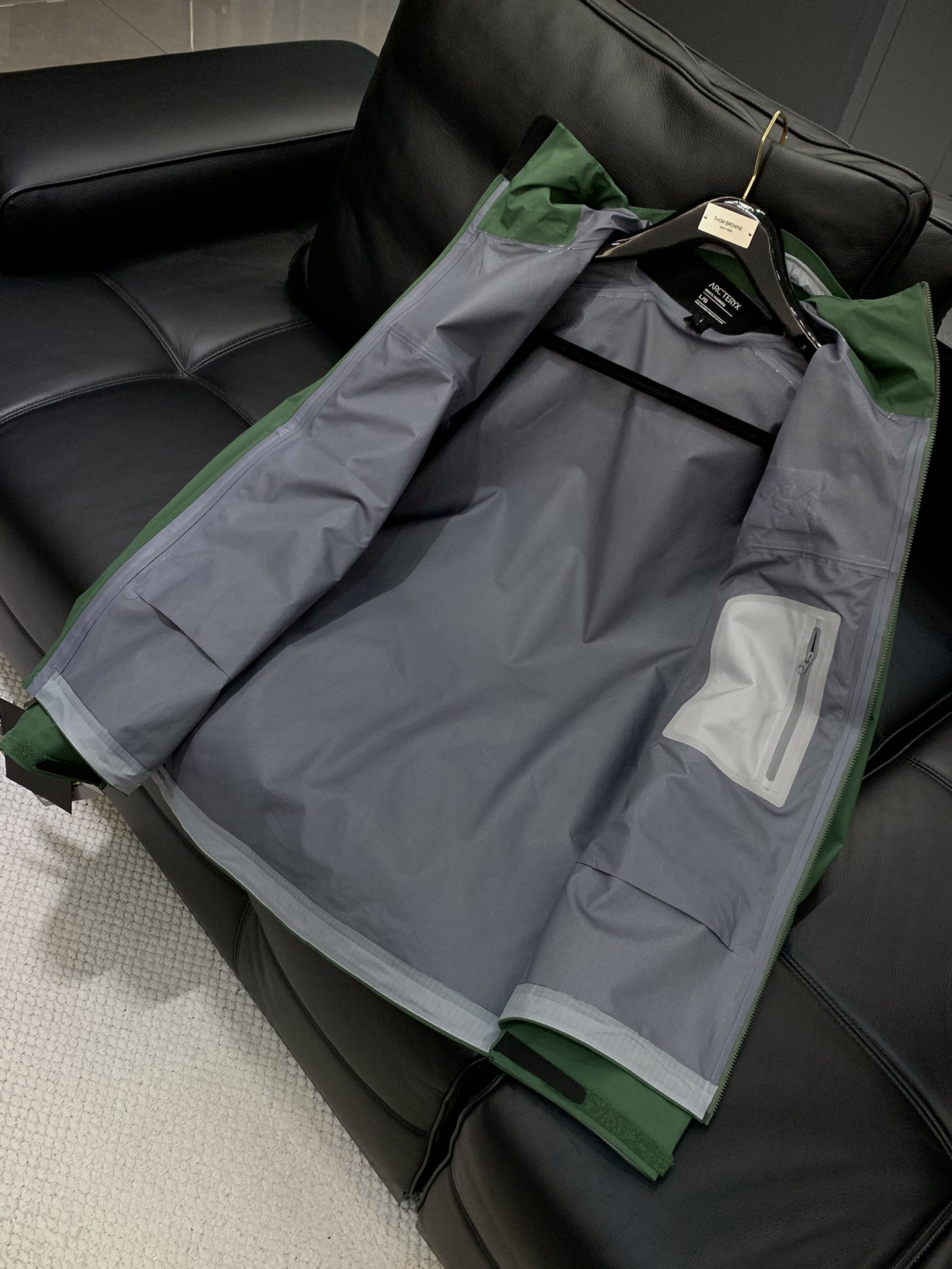 ，ARCTERYX 始祖鸟，2025秋冬AW新品，时尚休闲冲锋衣外套，专柜同步有售，原单狠货，进口原版面