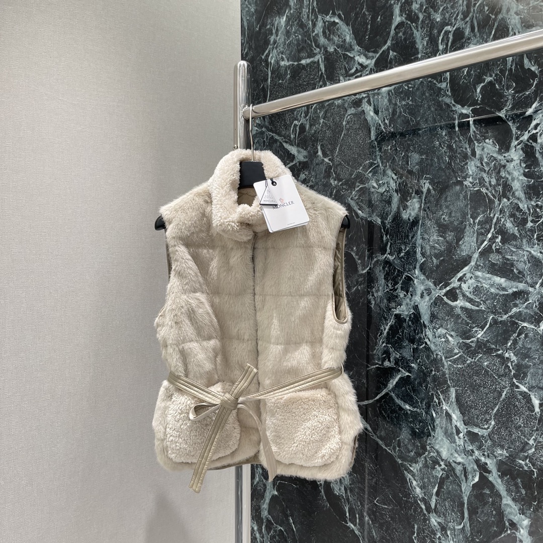 
蒙口 25早秋新款 泰迪绒羽绒马甲丨⚠独家yb开发！高版出品！🍼软fufu的泰迪绒饰边包裹领口与袖笼，