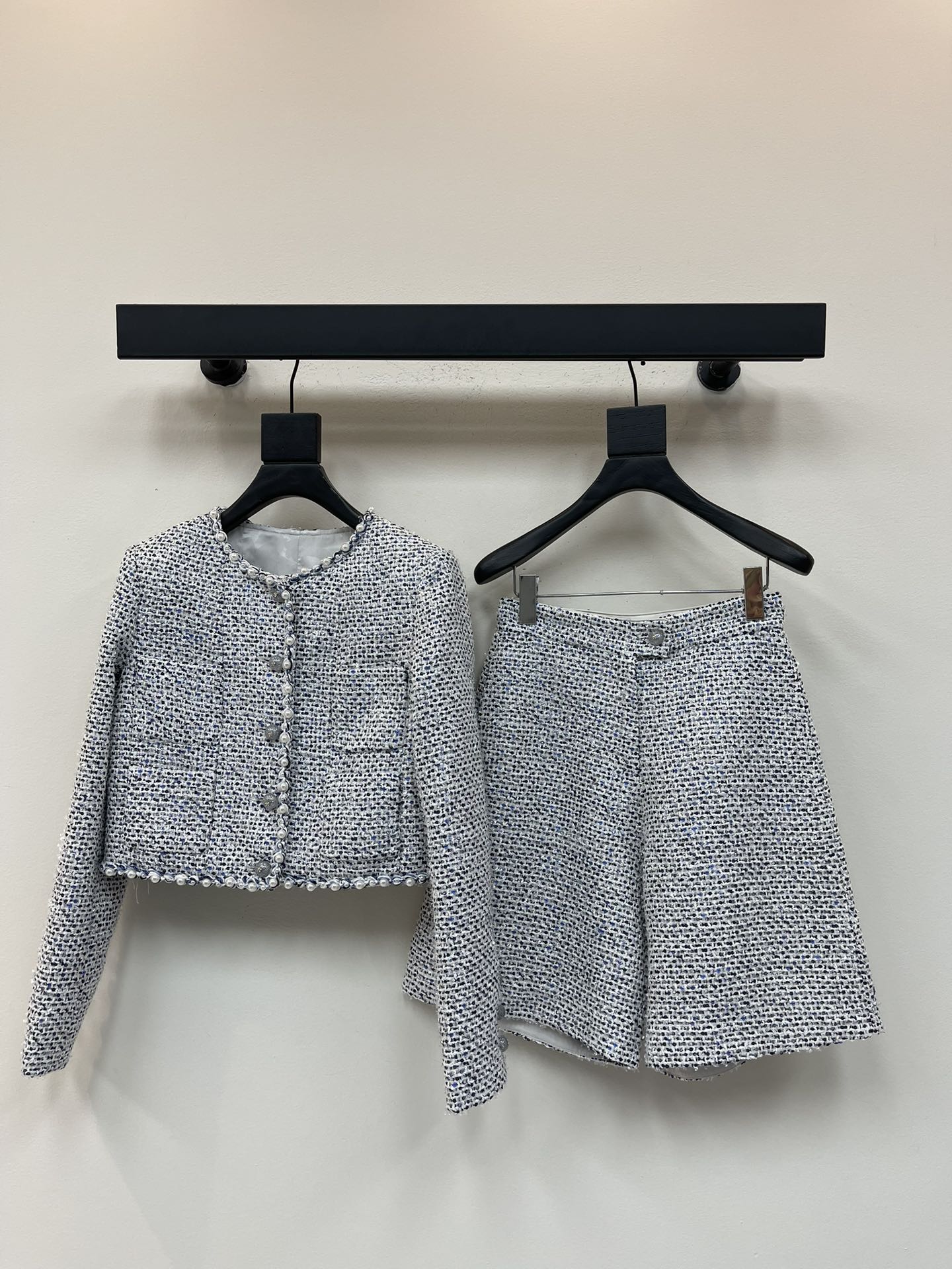 NO:484279,Jacket Mid-Pants Chane*25 Autumn and Winter New Product Xiaoxiang Heavy Industry Beaded Silver Tweed Set Temperature Short Small Jacket + High-waisted Five-Cross Pants Customized Silver Beaded Thick Tweed Fabric Instantly Turns into a Celebrity Style Style Heavy Industry Hand-sewn Stitched Beads Decorated Full of Details The upper body has a noble and wealthy temperament. The slim and short style perfectly decorated body proportions and five-Cross pants are casual and fashionable. It is highly recommended to wear SML, chanel, jackets & coats, alexander wang19860909外套中裤Chane*25秋冬新品小香重工钉珠银色粗花呢套装 气质短款小外套+高腰五分裤 定制银色珠片粗花呢面料上身秒变千金名媛气质范儿 重工手缝钉珠装饰细节感满满 上身自带高贵富家千金气质 修身小短款完美修饰身材比例搭配五分裤休闲又时髦 强烈推荐一套穿搭 SML,,chanel,jackets & coats,alexander wang,Women's clothing