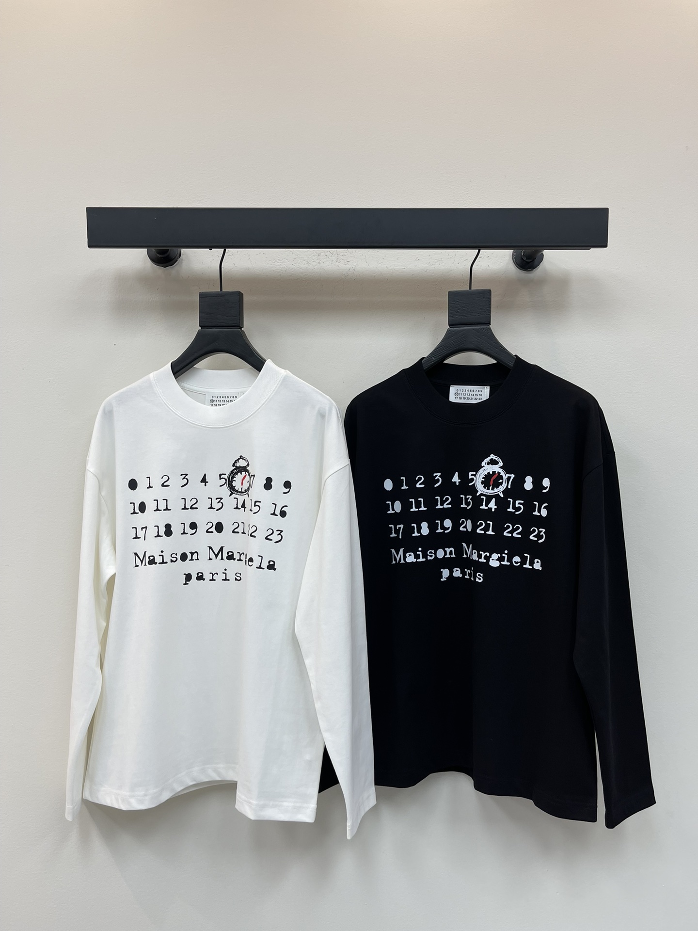 NO:483483,Maison Margeil* 25 new MM6 personality avant-garde single product round neck long sleeve T, front digital letter printing process, fashionable and high-end double yarn worsted cotton fabric, loose style, same style for men and women, exquisite and versatile. S-XL,,masion margiela,masion margiela,alexander wang19860909Maison Margeil*马吉拉25新款MM6个性前卫单品圆领长袖T,前幅数字字母印花工艺,时尚又高级双纱精纺全棉面料,宽松版型,男女同款,精致百搭.S-XL,,masion margiela,masion margiela,alexander wang,Women's clothing