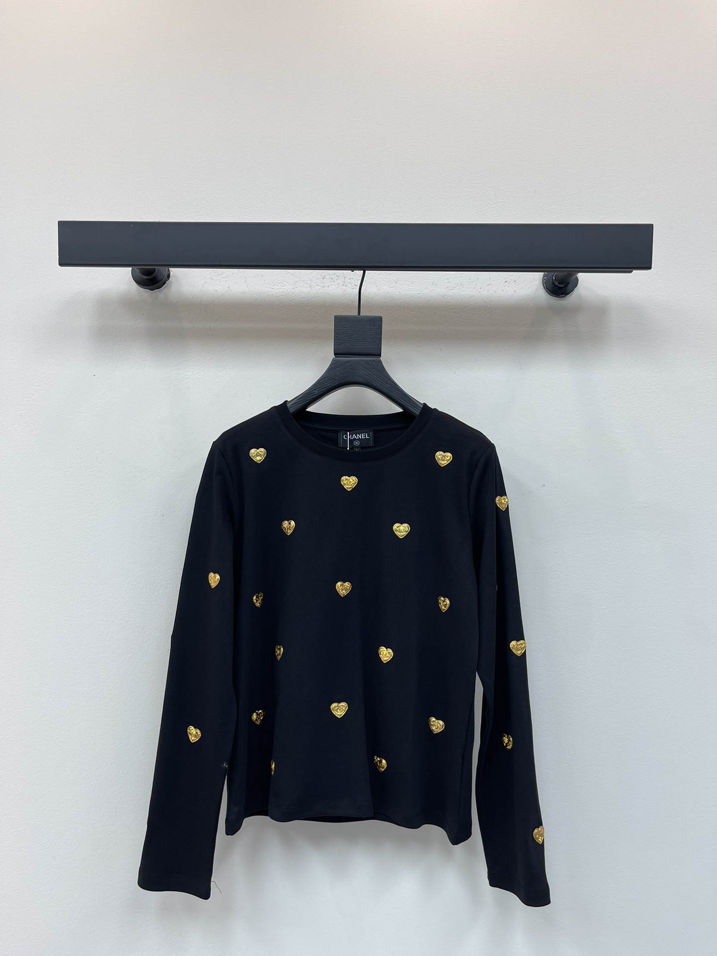 NO:481489,Chane*25 early autumn new double C metal badge long-sleeved top Customized YB twill cotton material Delicate texture Comfortable and easy to wear Round neck long-sleeved base shirt tailoring Threaded edge-covered slightly elastic fabric Slim base versatile and durable. The whole body is positioned and embellished with three-dimensional metal logo printed with double C logo. It is combined with jumping colored rhinestones to add vitality and show fashionable outfits. Break the dull atmosphere of autumn and winter. Fashionable and high-end SML, chanel, alexander wang19860909Chane*25早秋新款双C金属徽章长袖上衣 定制YB斜纹全棉材质 质感细腻 舒适好穿 圆领长袖打底衫剪裁 螺纹包边配合略带弹力面料 修身打底 百搭耐看 通体定位点缀立体金属徽标 印有双C标识 配合跳跃彩色水钻增添活力 尽显时尚穿搭 打破秋冬沉闷氛围 穿搭洋气高级 SML,,chanel,alexander wang,Women's clothing