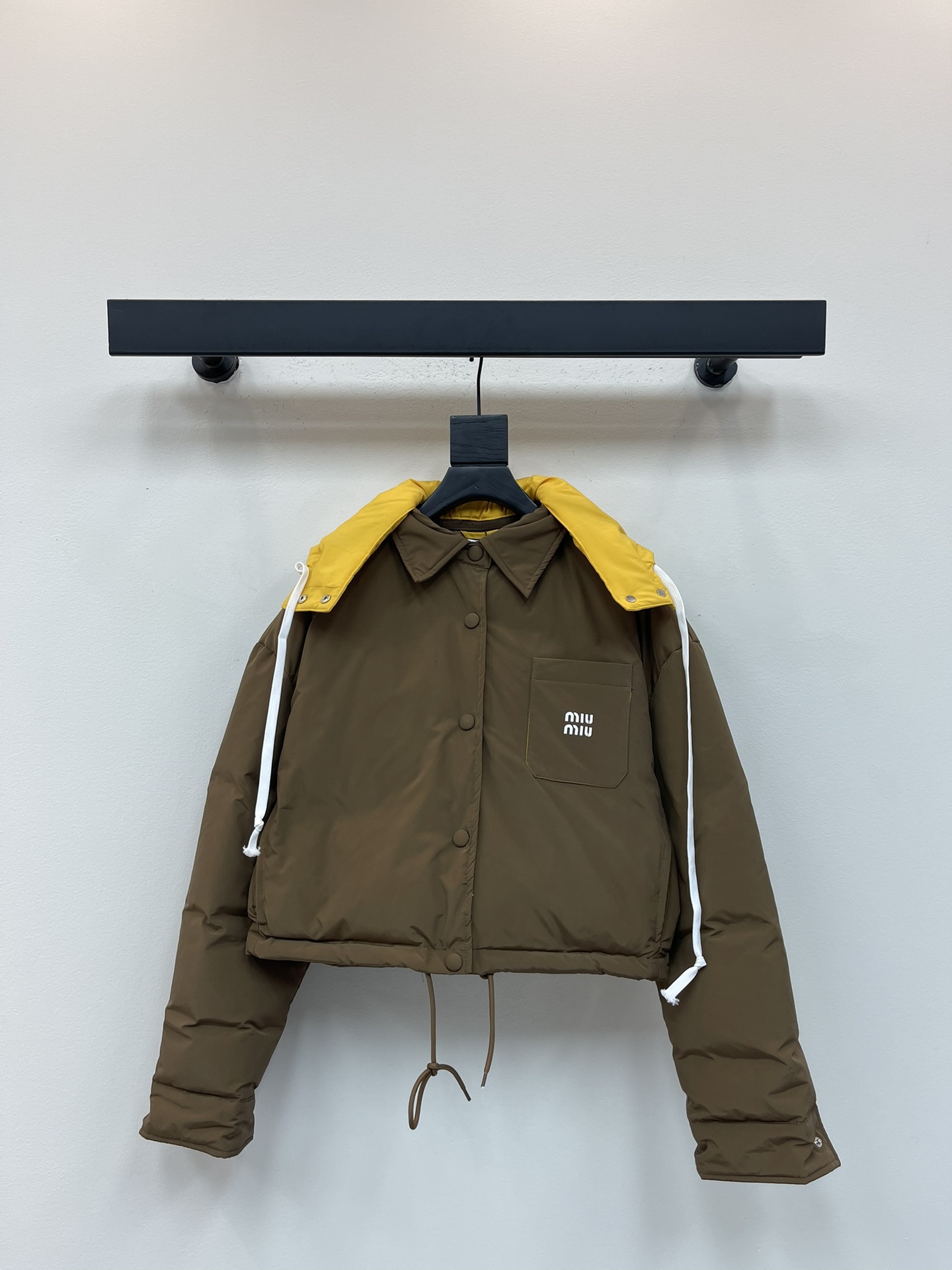 NO:483509,With dust bag Miumi*25 early autumn new detachable contrasting hooded down jacket Customized YB imported windproof nylon material Texture gloss waterproof and windproof White goosevelt filled inner lining The whole piece is light and warm Removable bright yellow hooded treatment Forming a color collision with the large body fabric Full design sense Full of the coat chest pocket iconic letter decoration Presents brand concept Zipper placket and drawstring adjustment At will adjust to put on and take off The upper body is light and fashionable. Autumn and winter paired with jeans and casual pants are very integrated with warmth and fashionable Customized surface accessories Accurate version Fleece filling standard: National standard 90 velvet filling: white goosevelt High version SML,,miumiu, jeans, jackets & coats, down jacket,hats,alexander wang19860909配防尘袋Miumi*25早秋新款可拆卸撞色连帽羽绒外套 定制YB进口防风尼龙材质 质感光泽 防水防风 白鹅绒填充内里 整件轻盈保暖 可拆卸亮黄色连帽处理 与大身面料形成颜色碰撞 设计感拉满 外套胸前口袋标志性字母装饰 呈现品牌理念 拉链开襟和抽绳调节 随意可调节穿脱 上身轻盈时尚 秋冬搭配牛仔裤休闲裤都非常集保暖与时髦一体 定制面辅料 认准版本 充绒标准:国标90绒 充绒物:白鹅绒 高版本 SML,,miumiu,jeans,jackets & coats,down jacket,hats,alexander wang,Women's clothing