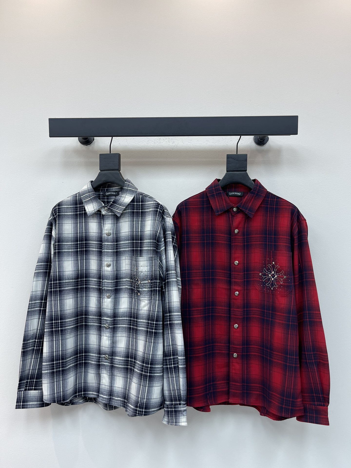 NO:483494,Crowxin 25 new heavy industry ironing plaid shirt. High-quality pure cotton jacquard plaid fabric, soft and comfortable to touch, a very high-quality fabric!  A fashionable, simple and elegant jacket!  The same style for men and women!  SML, chrome hearts, jackets & coats,shirts,alexander wang19860909克罗心25新款重工烫钻格子衬衫.高品质纯棉提花格纹面料,手感柔软舒适,非常优质的一款面料！版型时尚简约大气,非常百搭的一款外套！男女同款！SML,,chrome hearts,jackets & coats,shirts,alexander wang,Women's clothing