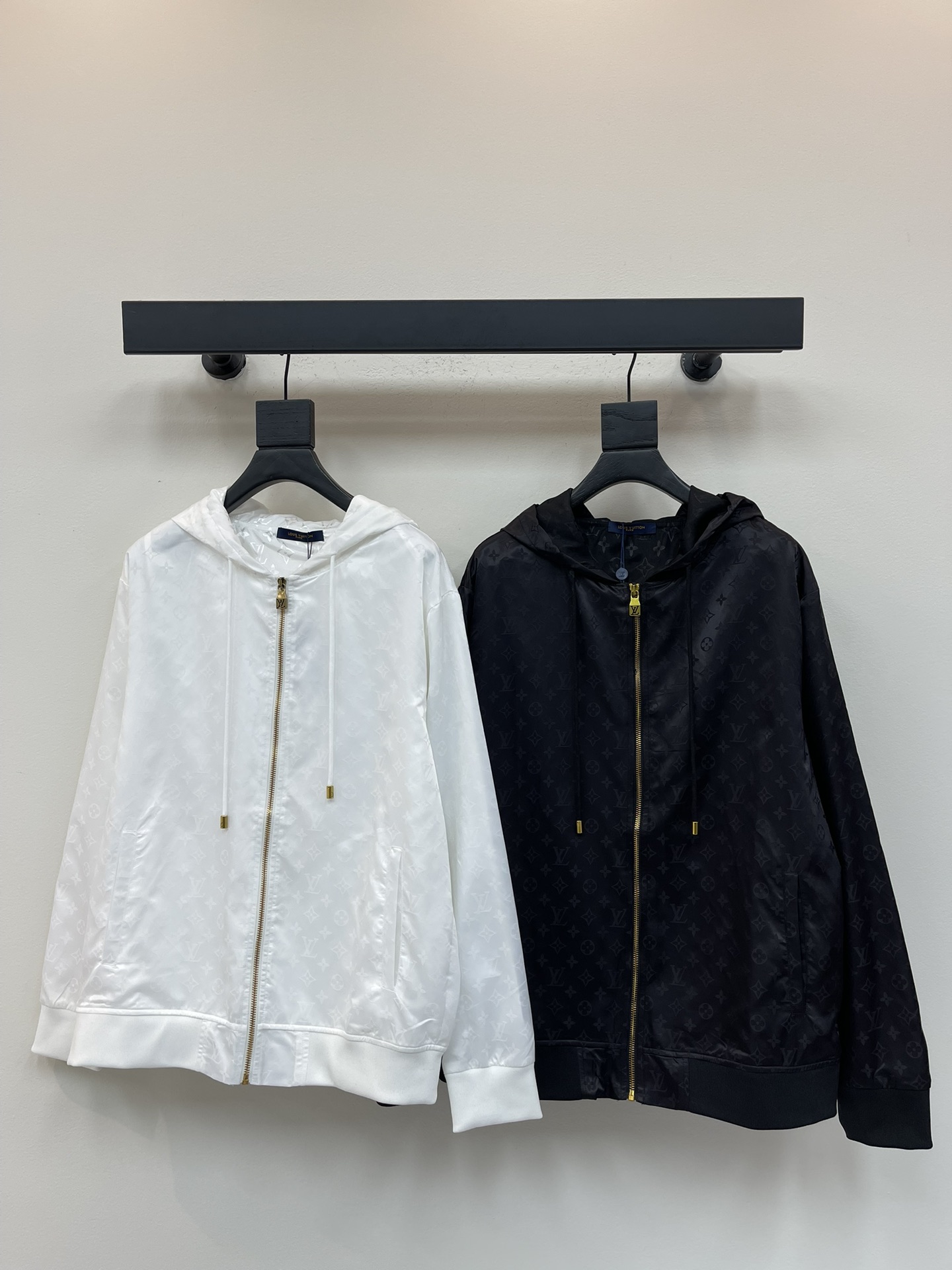 NO:489106,Louis Vuitto*25 new hooded presbyterian dark pattern charge jacket jacket with crisp and stylish fabric and full texture Hooded drawstring jacket jacket style with large body printed four-leaf clover elements and letter logo dark pattern Low-key and fashionable Printed letter zipper with elastic thread cuff hem, close-fitting and flexible and easy to put on and take off, showing the fashionable brand tone and meet the various needs of daily commuting, S-XL,,louis vuitton,jackets & coats,jackets & coats,hats,alexander wang19860909Louis Vuitto*25新款连帽老花暗纹冲锋夹克外套 面料挺括有型 质感十足 连帽抽绳夹克外套版型 大身满印四叶草元素和字母徽标暗纹 低调时髦 印刻字母拉链 配合弹力螺纹袖口下摆 贴身灵活穿脱方便 彰显时髦品牌调性 满足日常通勤多种需求 男女同款 S-XL,,louis vuitton,jackets & coats,jackets & coats,hats,alexander wang,Women's clothing