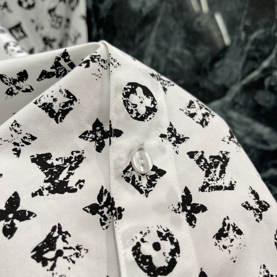 
路易 25早秋新款 老花印花衬衫 通体满铺四叶草元素字母徽标 做旧磨花效果增加复古感 亮点突出 彰显高