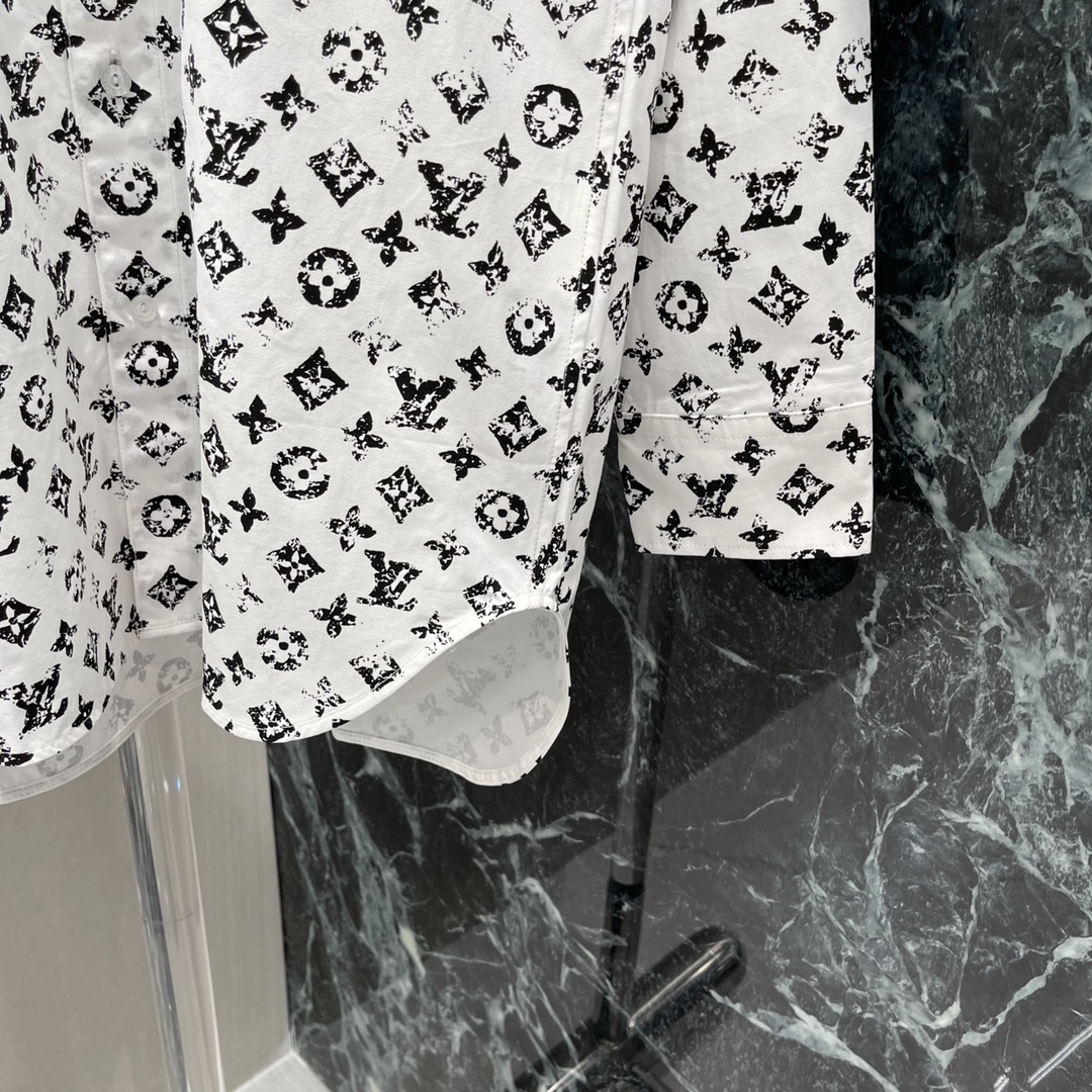 
路易 25早秋新款 老花印花衬衫 通体满铺四叶草元素字母徽标 做旧磨花效果增加复古感 亮点突出 彰显高