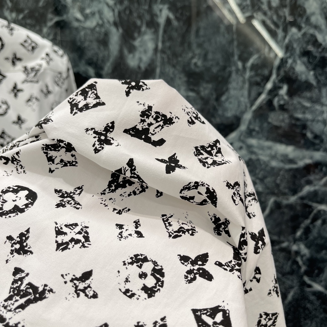 
路易 25早秋新款 老花印花衬衫 通体满铺四叶草元素字母徽标 做旧磨花效果增加复古感 亮点突出 彰显高