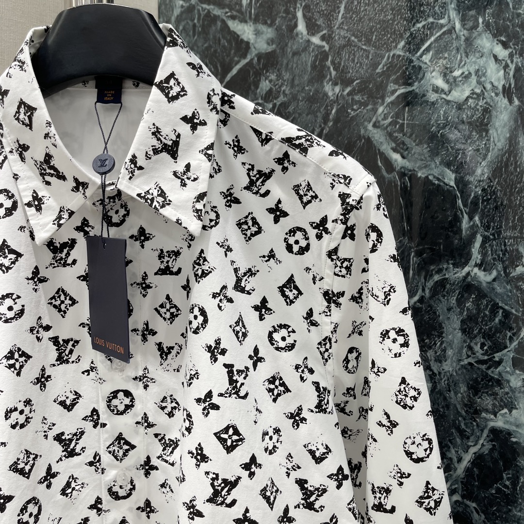 
路易 25早秋新款 老花印花衬衫 通体满铺四叶草元素字母徽标 做旧磨花效果增加复古感 亮点突出 彰显高