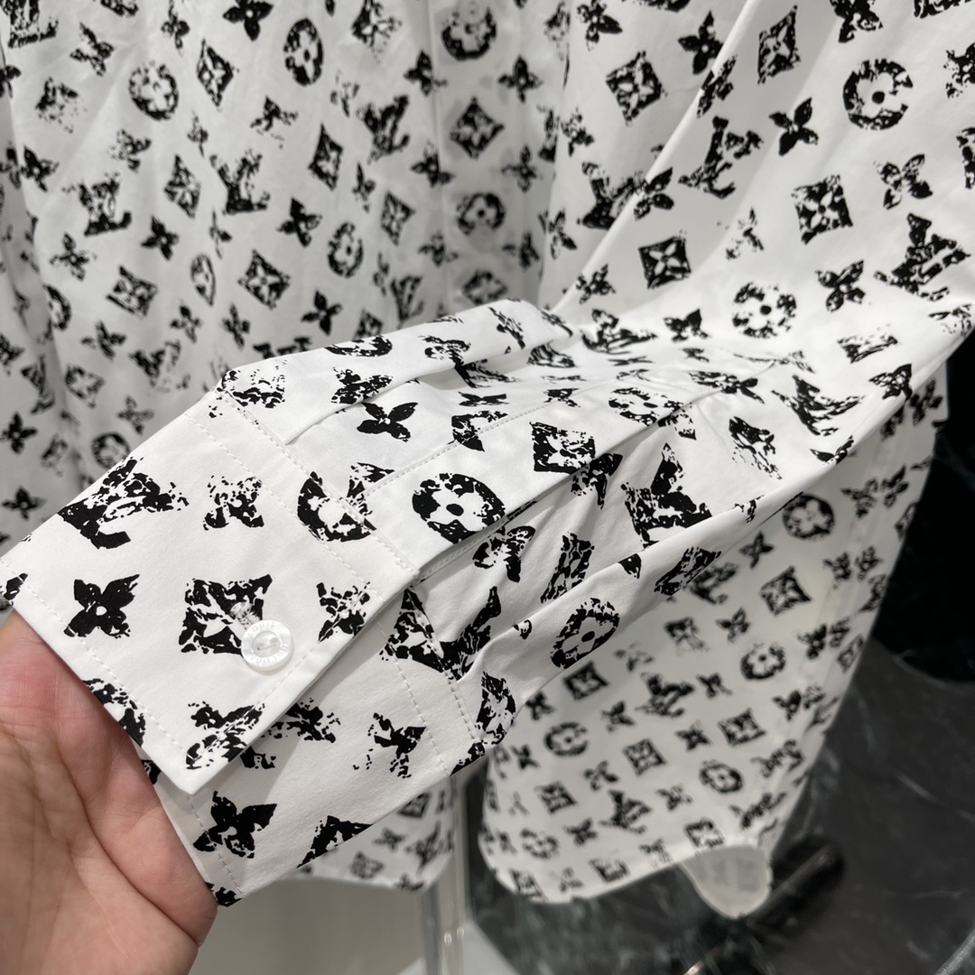 
路易 25早秋新款 老花印花衬衫 通体满铺四叶草元素字母徽标 做旧磨花效果增加复古感 亮点突出 彰显高