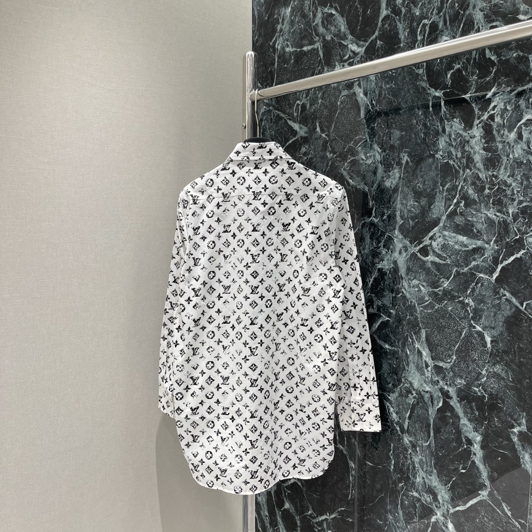 
路易 25早秋新款 老花印花衬衫 通体满铺四叶草元素字母徽标 做旧磨花效果增加复古感 亮点突出 彰显高