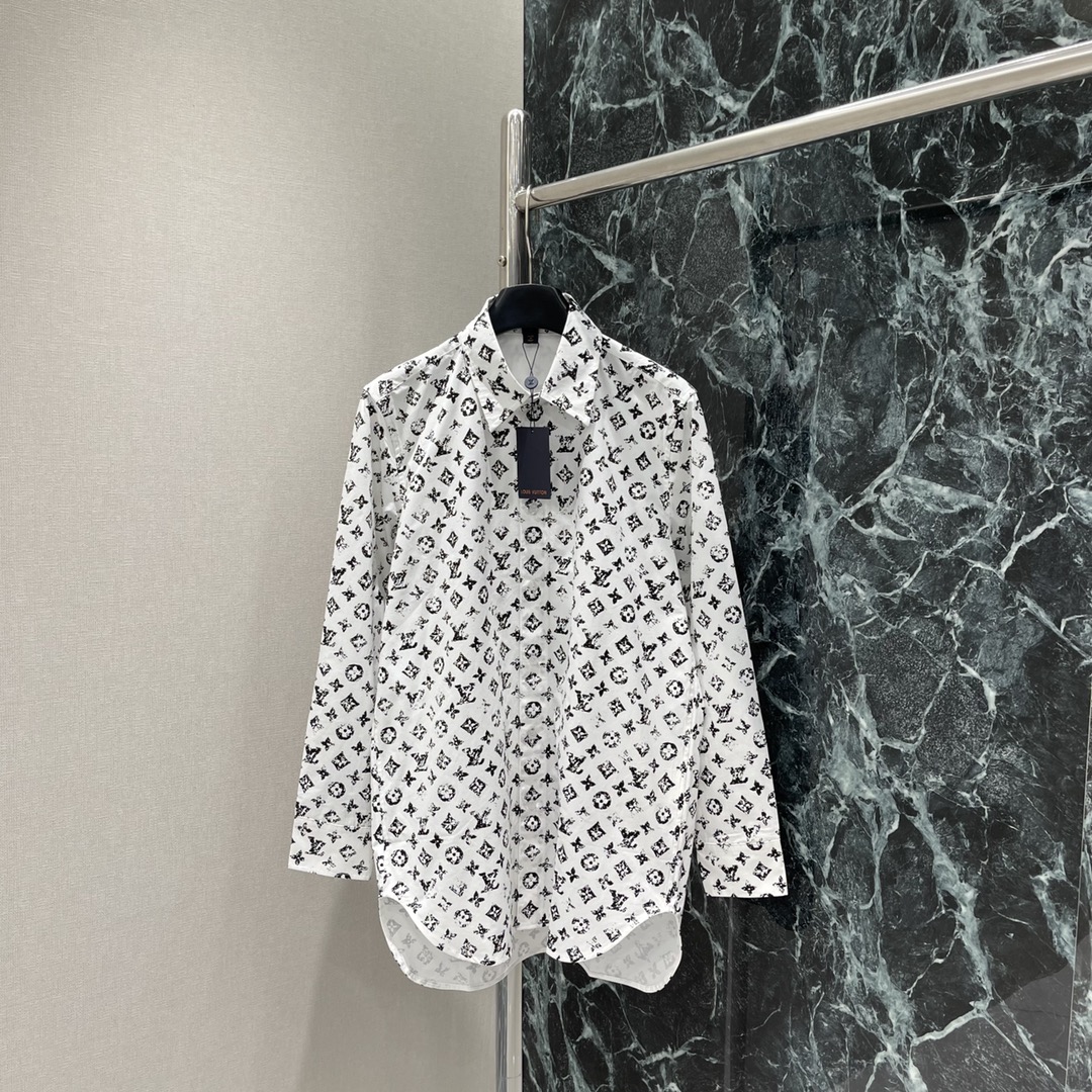 
路易 25早秋新款 老花印花衬衫 通体满铺四叶草元素字母徽标 做旧磨花效果增加复古感 亮点突出 彰显高