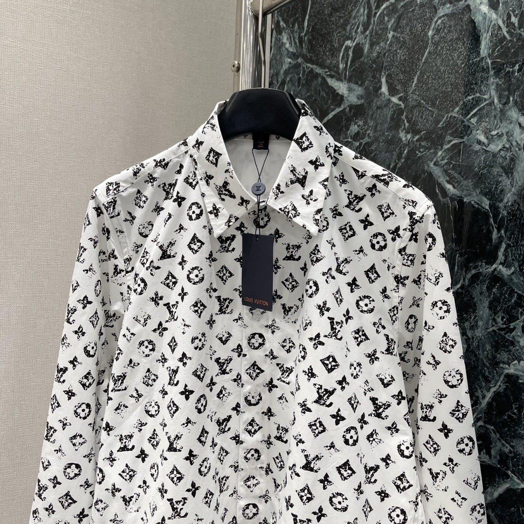 
路易 25早秋新款 老花印花衬衫 通体满铺四叶草元素字母徽标 做旧磨花效果增加复古感 亮点突出 彰显高