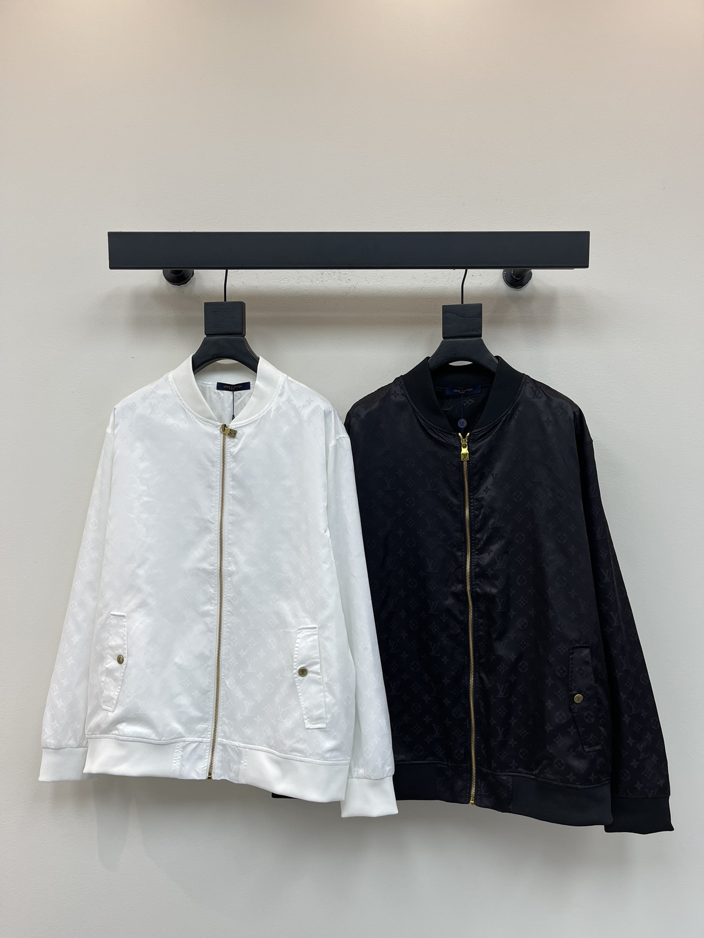 NO:489110,Louis Vuitto*25 new stand-up collar presbyterian dark pattern charge jacket jacket. The fabric is crisp and stylish. The texture is full of texture. The style of stand-up collar jacket jacket. The large body is full of four-leaf clover elements and letter logos. Low-key and fashionable. The printed letter zipper. With the elastic threaded cuff hem, it is close to the body and is easy to put on and take off. It shows the fashionable brand tone and meet the various needs of daily commuting. The same style of men and women. S-XL,,louis vuitton,jackets & coats,jackets & coats,alexander wang19860909Louis Vuitto*25新款立领老花暗纹冲锋夹克外套 面料挺括有型 质感十足 立领夹克外套版型 大身满印四叶草元素和字母徽标暗纹 低调时髦 印刻字母拉链 配合弹力螺纹袖口下摆 贴身灵活穿脱方便 彰显时髦品牌调性 满足日常通勤多种需求 男女同款 S-XL,,louis vuitton,jackets & coats,jackets & coats,alexander wang,Women's clothing