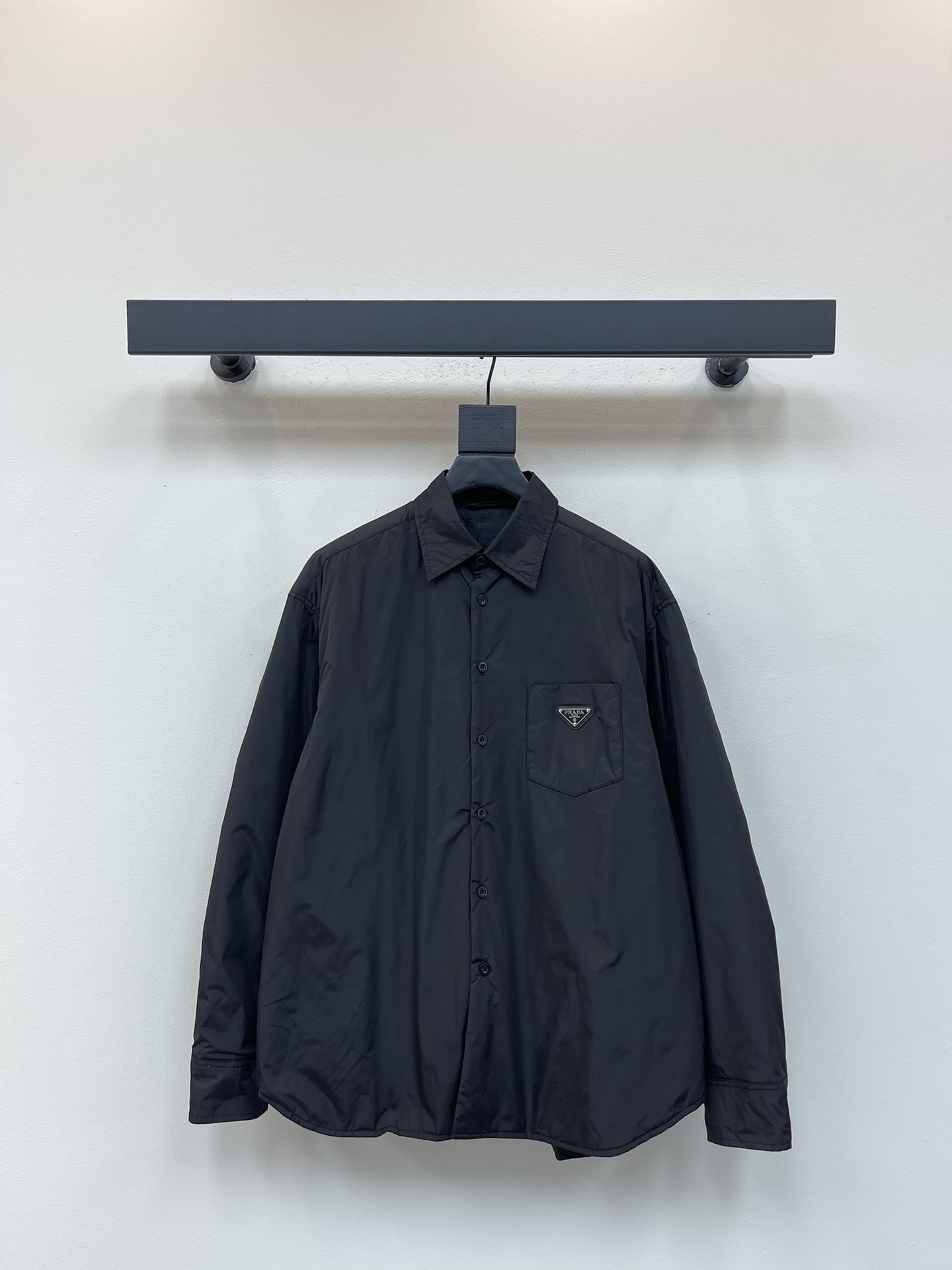 NO:484270,Prad*25 autumn and winter new plain-shaped cotton jacket customized YB twill cotton material, iron-free process, smooth texture, shiny, roll-up cotton shirt jacket, neat and loose, shoulder-dead irregular hem cut, design with medium and long silhouette, neutral and handsome boyfriend feeling, matched with the breast pocket triangle metal logo, highlight the brand's exquisiteness, the first choice for layering in autumn and winter seasons, easy to wear to create a relaxed and fashionable feeling SML,,prada, jackets & coats,alexander wang19860909Prad*25秋冬新款素色廓形棉服外套 定制YB斜纹全棉材质 免烫工艺处理 质感平顺光泽 翻领衔棉衬衣外套 裁剪利落松弛 落肩不规则衣摆裁边设计 配合中长廓形 穿出中性帅气的男友感 配合胸前口袋三角金属徽标 更凸显品牌精致感 秋冬转季叠穿首选外搭 轻松穿搭出松弛时髦感 SML,,prada,jackets & coats,alexander wang,Women's clothing