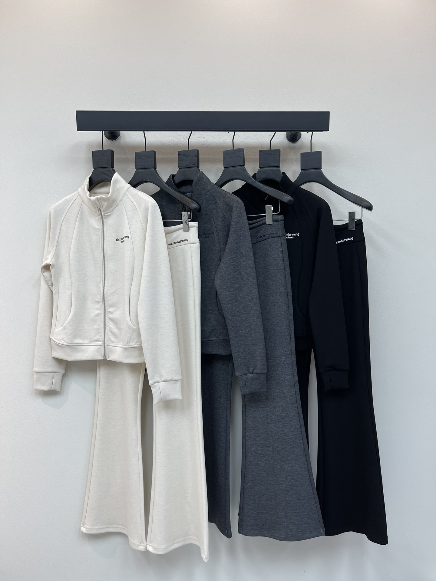 NO:481464,Alexander Wan* King 25 early autumn new sports and casual suit, customized fabric, classic stand-alone zipper cardigan jacket casual flared trousers, daily wear, high-end tuning and cool!  Three-dimensional tailoring, classic slim fit style, with a high-end design, sweet or salty, and super beautiful to match. I highly recommend the model to keep!  Customized layout and process details are fully in place, and workmanship quality depends on details SML, alexander wang, jackets & coats, alexander wang19860909Alexander Wan*大王25早秋新款运动休闲套装 定制面料,经典立领拉链开衫外套休闲微喇长裤 日常穿搭 高级的调调又A又飒！ 立体剪裁 经典修身版型,设计自带高级感, 可甜可盐随意搭配超好看, 强烈推荐自留款！ 定制版型工艺细节全面到位, 做工品质看细节 SML,,alexander wang,jackets & coats,alexander wang,Women's clothing