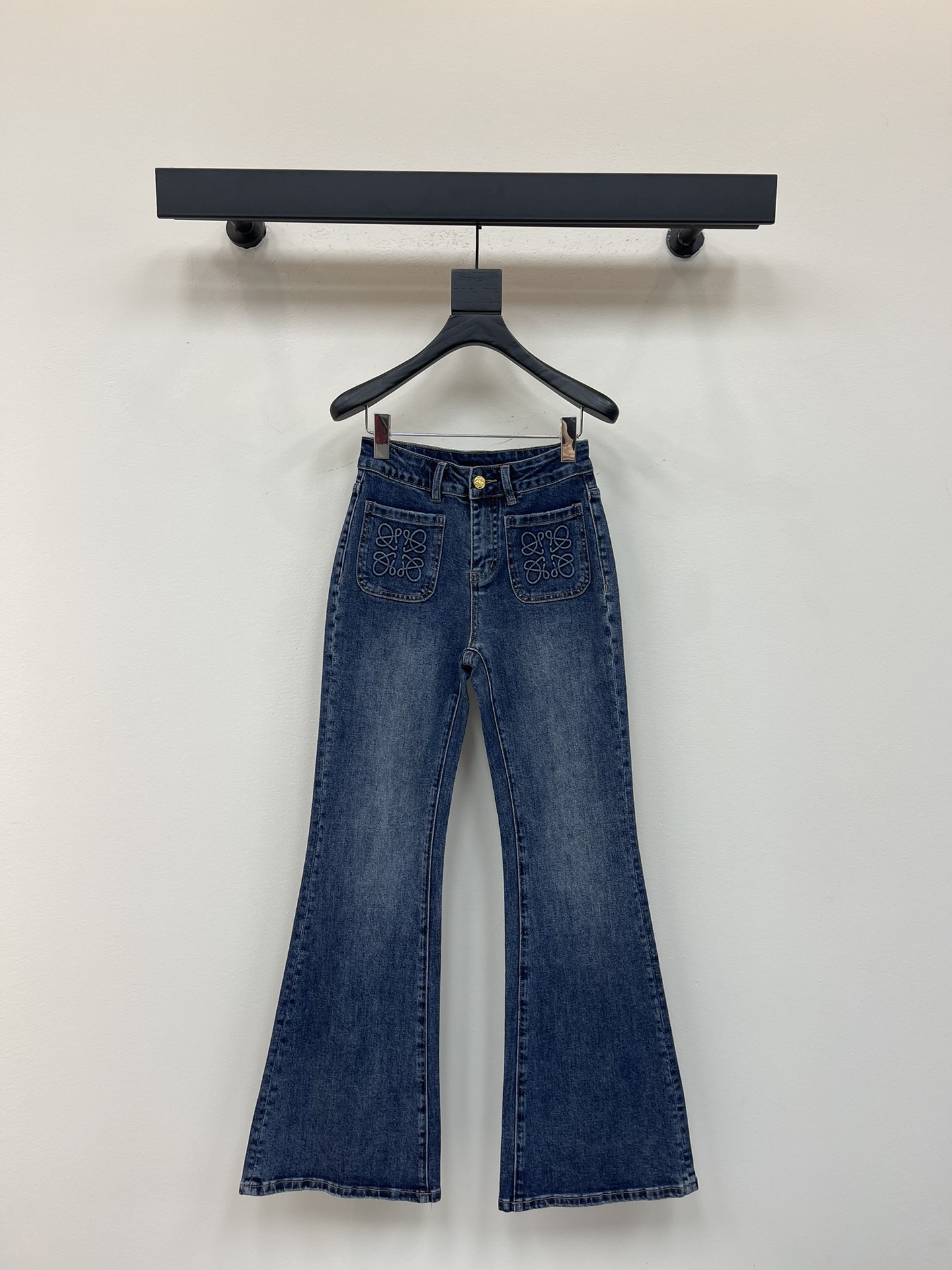 NO:483529,Loew* 25 early autumn new logo embossed double pocket slightly flared denim trousers!  High-end production!  These jeans are definitely a must-have style this year, which is super nice!  The upper body of the bell-bottom trousers instantly becomes a beautiful waist-and-hip ratio!  The upper body has a good effect and is beautiful leg shape, which makes you look thinner and taller. Stretch the entire leg lines, lift the arms and clap the hips. Visually stretch the body proportions are simply a perfect visual slimming method. It is a high-end and stylish style. Good products are good at hand speed!  SML, loewe, jeans, alexander wang19860909Loew* 25早秋新款logo压花双口袋微喇牛仔长裤！高版出品！这条牛仔裤绝对是今年必入的款版型超级nice！喇叭裤型上身秒变绝美腰臀比例！上身效果级佳拯救不丸美腿型 显瘦显高 拉伸整个腿部线条 提臂修胯 视觉上拉伸身材比例简直就是妥妥的视觉显瘦大法高级而有格调,好货拼手速啦！SML,,loewe,jeans,alexander wang,Women's clothing