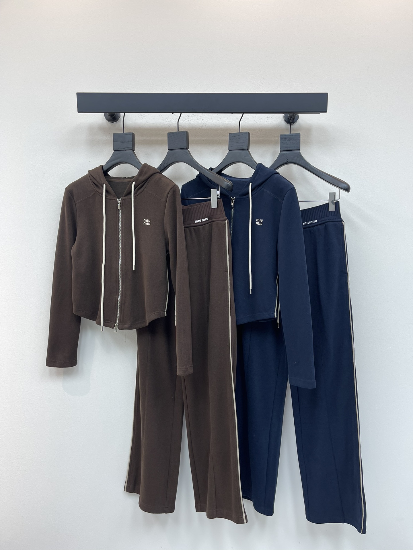 NO:481472,Miumi*25 early autumn new hooded jacket casual trousers set Customized YB imported cotton and polyester material breathable and comfortable, smooth and stylish Hooded drawstring jacket trousers set The jacket is slim and cut easily outlines the lines of hot girls. Zipper adjustment is easy to put on and off. Three-dimensional edge-banded striped threaded edge-covered embellishment with letter logo decoration. Fully scores of details. Show brand tone. Matched with the same series of straight trousers. Striped webbing on the outside of the legs. The style is more unified and coordinated. Meet various needs of daily dates. Present a casual and free style. The set is fashionable and fashionable. The separate matching is also great. SML 1,,miumiu, jackets & coats,hats,alexander wang19860909Miumi*25早秋新款连帽外套休闲长裤套装 定制YB进口棉涤材质 透气舒适 垂顺有型 连帽抽绳外套长裤套装 外套修身裁剪轻松勾勒辣妹线条 拉链调节穿脱方便 腰侧立体捆边条纹螺纹包边修饰轮廓 配合字母徽标装饰 细节处理满分 彰显品牌调性 搭配同系列直筒长裤 腿外侧条纹织带 风格更加统一协调 满足日常约会多种需求 呈现随性自由的穿搭风格 成套穿搭时髦洋气 分开搭配也很赞 SML 一,,miumiu,jackets & coats,hats,alexander wang,Women's clothing