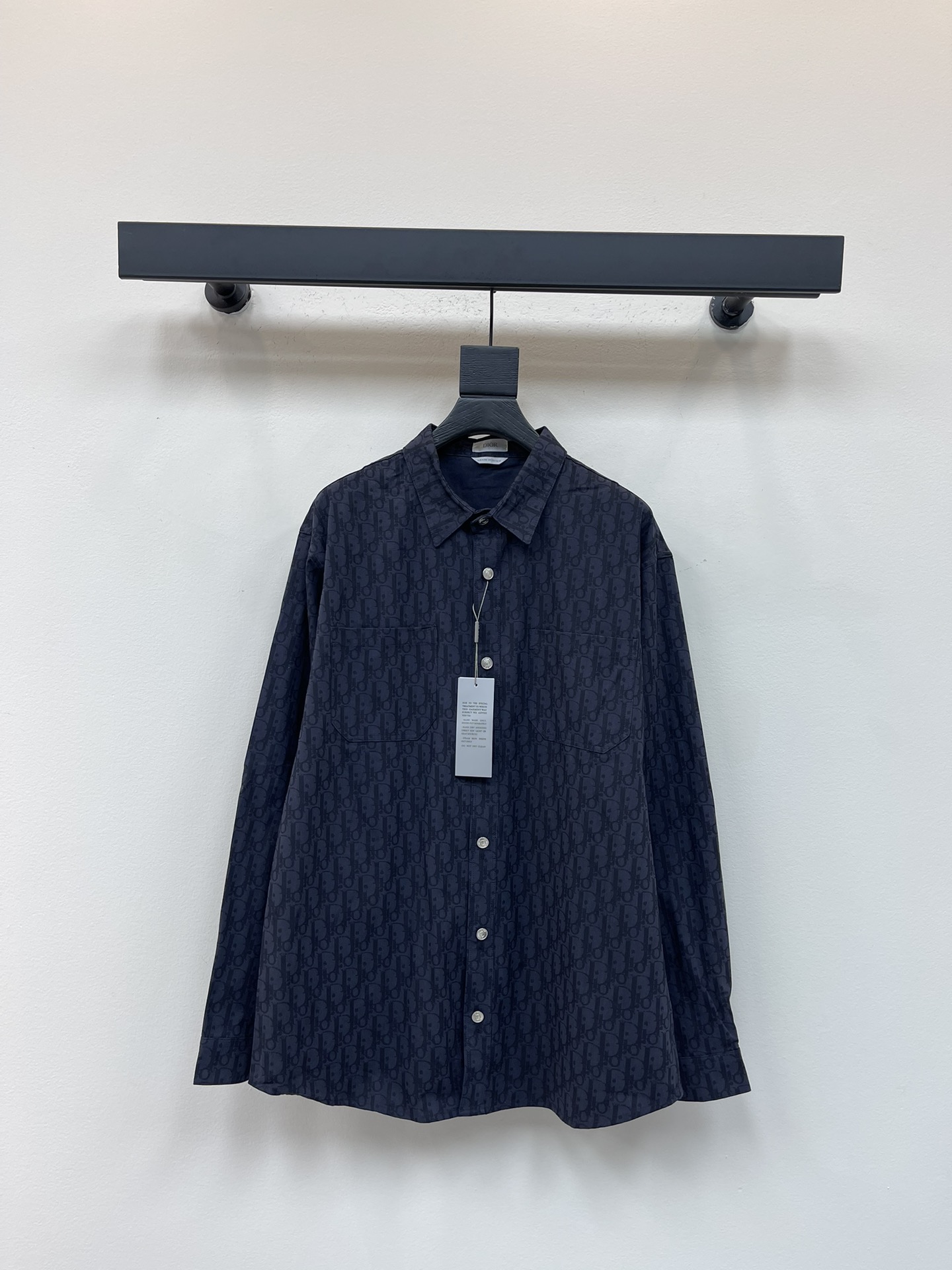 NO:486475,Dio*25 early autumn new dark pattern presbyterian jacquard couple long-sleeved shirt and shirt jacket, full of light luxury and high-end feeling, looks good on the outside and inside, design elements that appear in the whole pattern, high-density dark pattern jacquard craftsmanship, super personalized and luxurious style, slightly crisp, and beautiful on the upper body, customized metal letter buttons, strong three-dimensional, very loose style, which accommodates all kinds of figures. Whether worn directly or used as a jacket, it is very suitable!  S-XL,,dior,jackets & coats,shirts,alexander wang19860909Dio*25早秋新款暗纹老花提花情侣款长袖衬衫衬衣外套,轻奢高级感满满,外穿内搭都好看,整幅图案忽隐忽现的设计元素,高密度暗纹提花工艺,超级个性奢华的款式,微微的挺括感,上身很好看,定制金属字母纽扣,立体感强,非常宽松的版型,包容各种身形,不管是直接穿还是用作外套,就都很适合！S-XL,,dior,jackets & coats,shirts,alexander wang,Women's clothing