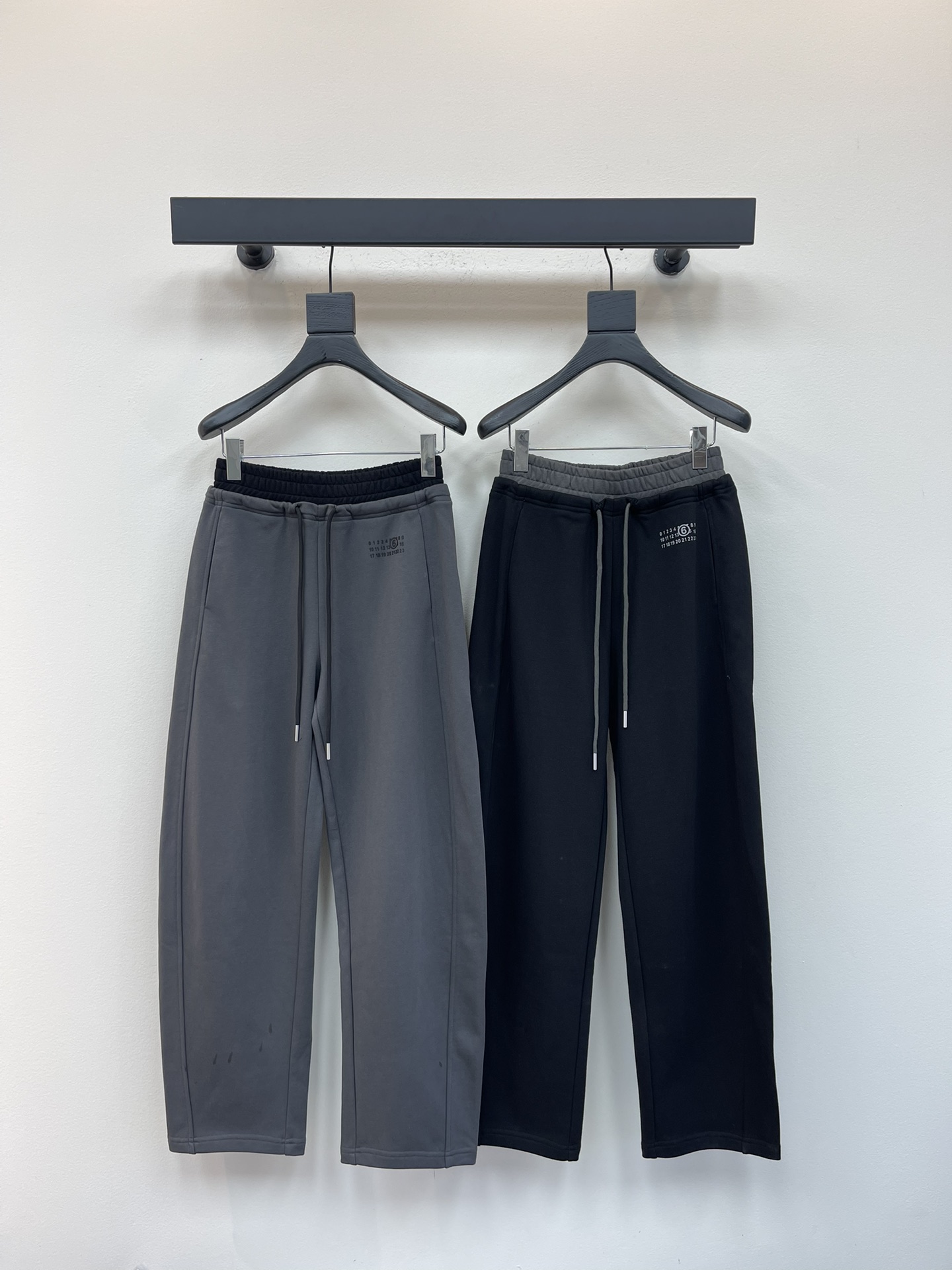 NO:481457,MM6*25 early autumn new three-dimensional rubber-pressed sweatpants sports casual pants customized fabrics, daily outfits, high-end tuning and cool!  Three-dimensional tailoring, classic style, high-end design, sweet or salty, super beautiful to match at will, and highly recommend your own style!  Customized version and process details are fully in place, and workmanship quality depends on details SML, masion margiela, alexander wang19860909MM6*25早秋新品立体压胶卫裤运动休闲裤 定制面料,日常穿搭 高级的调调又A又飒！ 立体剪裁 经典的版型,设计自带高级感, 可甜可盐随意搭配超好看, 强烈推荐自留款！ 定制版型工艺细节全面到位, 做工品质看细节 SML,,masion margiela,alexander wang,Women's clothing