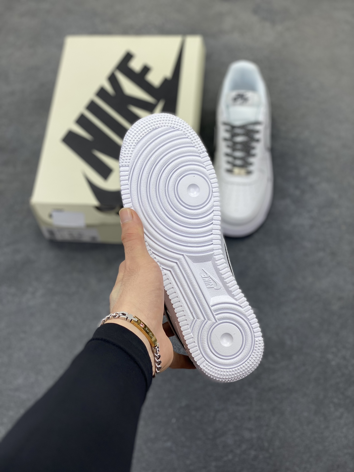 图片[5]-Nike Air Force 1 Low 空军一号低帮百搭休闲运动板鞋。柔软、弹性十足的缓震性能和出色的中底设计，横跨复古与现代的外型结合，造就出风靡全球三十多年的Force 1，直到今天还深受青睐。 货号：CS5288-031 尺码：36 36.5 37.5 38 38.5 39 40 40.5 41 42 42.5 43 44 44.5 45-选品中心