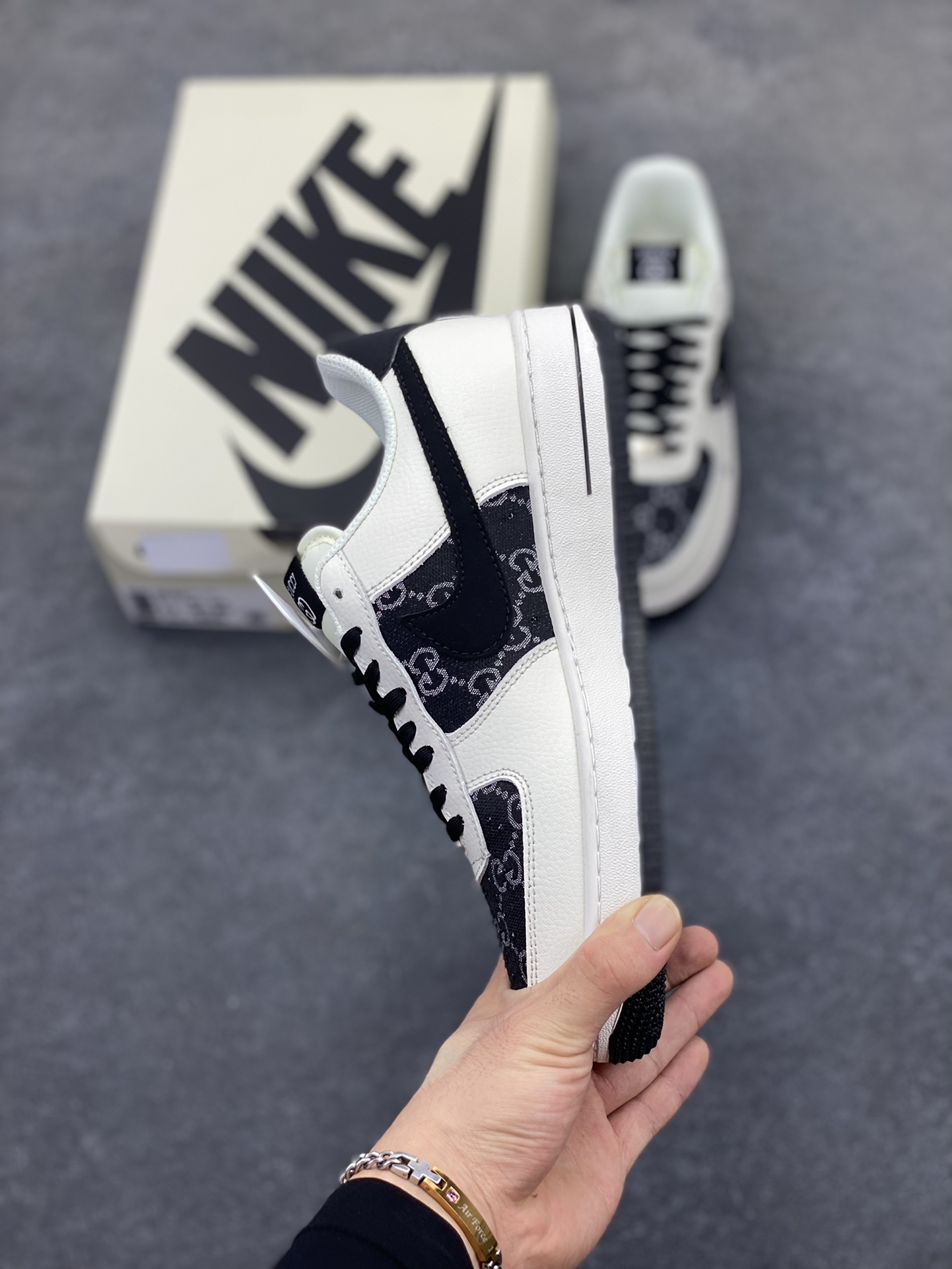 图片[3]-Nike Air Force 1 Low 空军一号低帮百搭休闲运动板鞋。柔软、弹性十足的缓震性能和出色的中底设计，横跨复古与现代的外型结合，造就出风靡全球三十多年的Force 1，直到今天还深受青睐。 货号：CS0601-571 尺码：36 36.5 37.5 38 38.5 39 40 40.5 41 42 42.5 43 44 44.5 45-选品中心