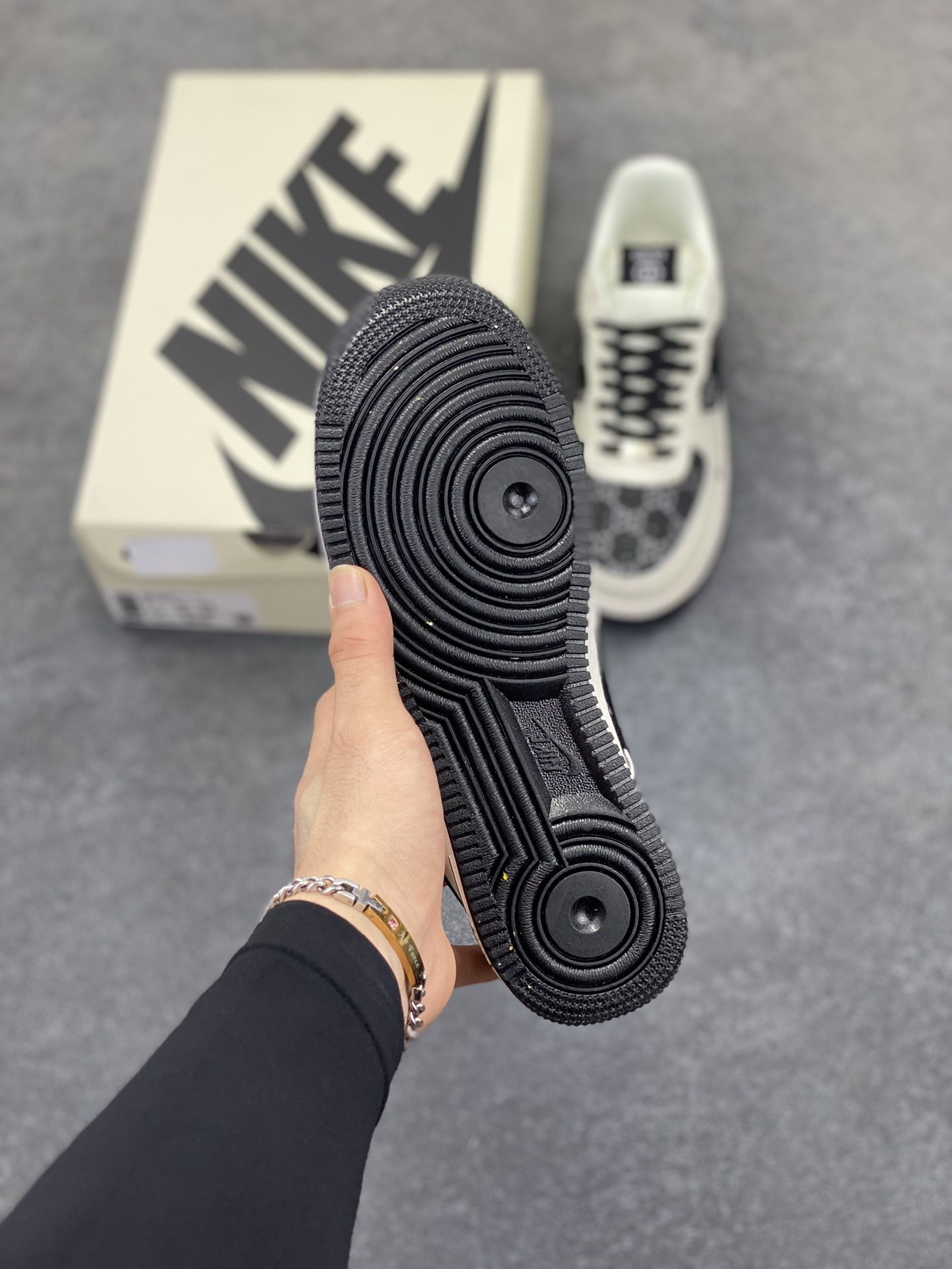 图片[5]-Nike Air Force 1 Low 空军一号低帮百搭休闲运动板鞋。柔软、弹性十足的缓震性能和出色的中底设计，横跨复古与现代的外型结合，造就出风靡全球三十多年的Force 1，直到今天还深受青睐。 货号：CS0601-571 尺码：36 36.5 37.5 38 38.5 39 40 40.5 41 42 42.5 43 44 44.5 45-选品中心